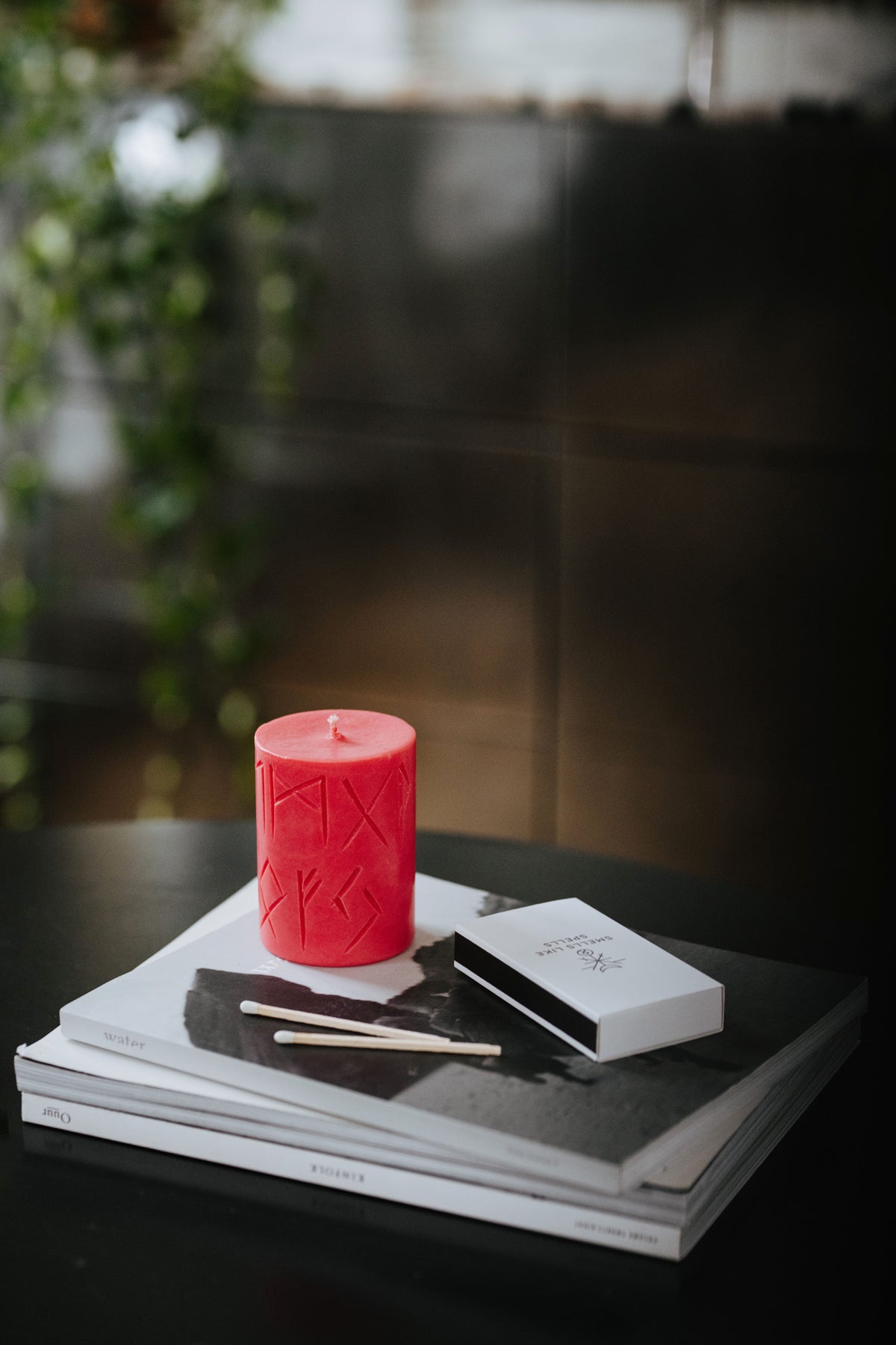 Bougies runiques Smells Like Spells, vue lifestyle décor finale