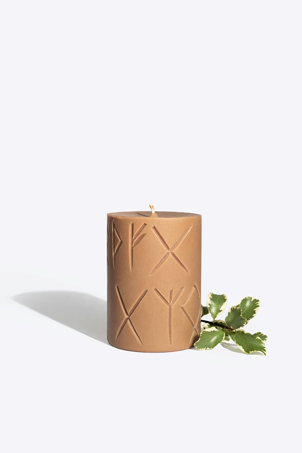 Bougie runique parfumée Smells Like Spells Frigga, vue alternative