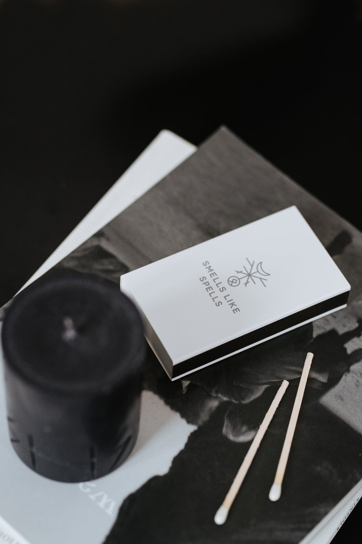 Bougies runiques Smells Like Spells, vue lifestyle décor