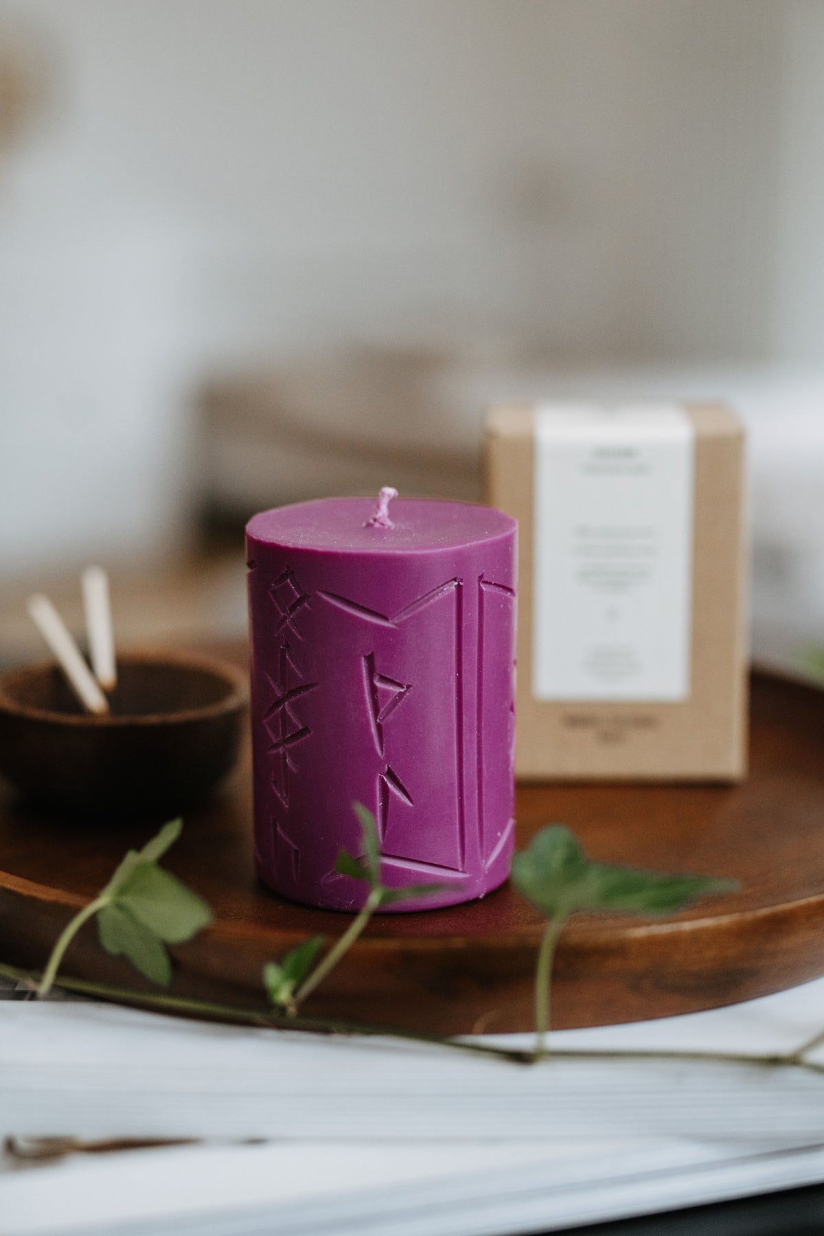 Bougies runiques Smells Like Spells, vue lifestyle ambiance alternative