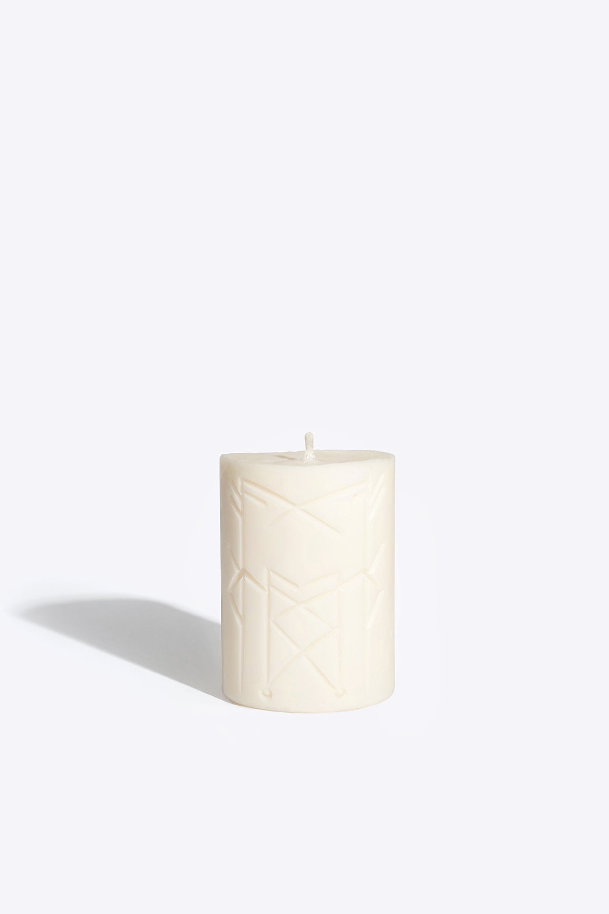 Bougie runique parfumée Smells Like Spells Norns, vue alternative