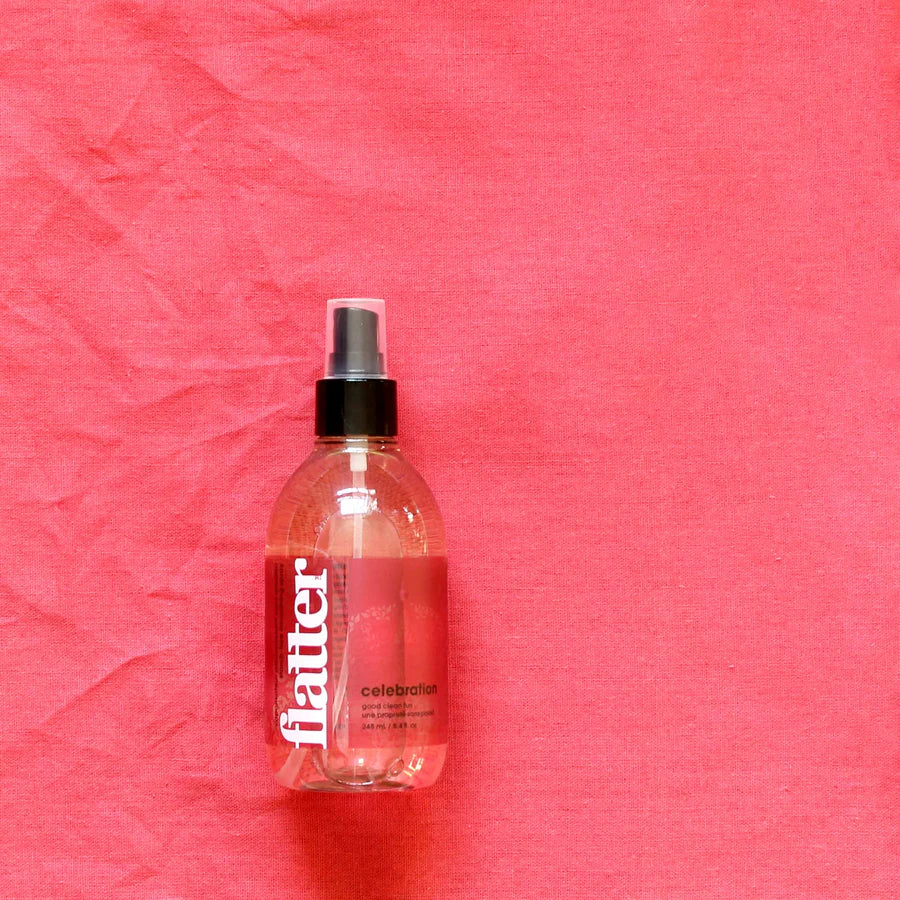 Flacon spray Soak Flatter Celebration parfum fête 248 ml, détail étiquette rose