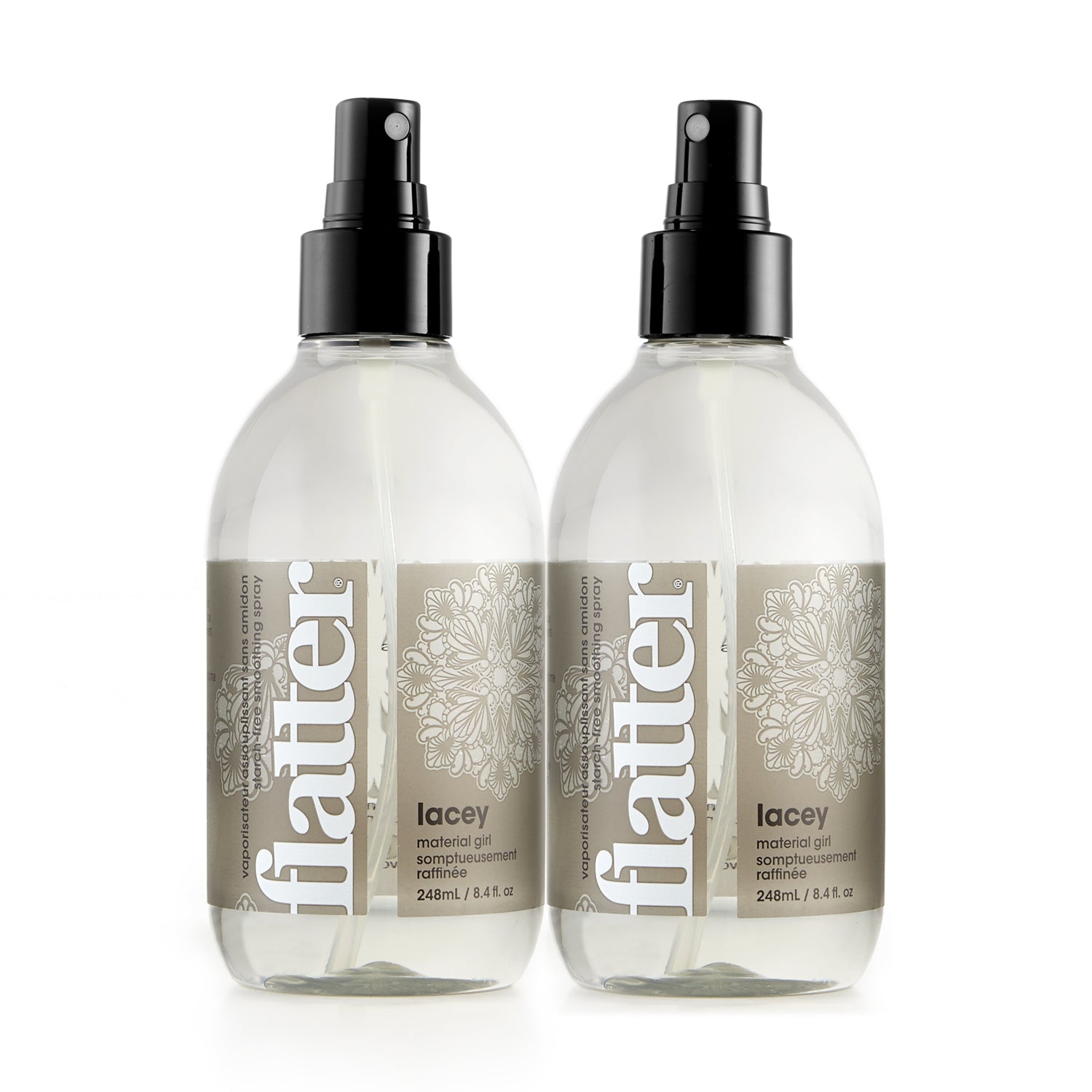 Deux flacons spray Soak Flatter 248 ml avec bouchons noirs sur fond clair