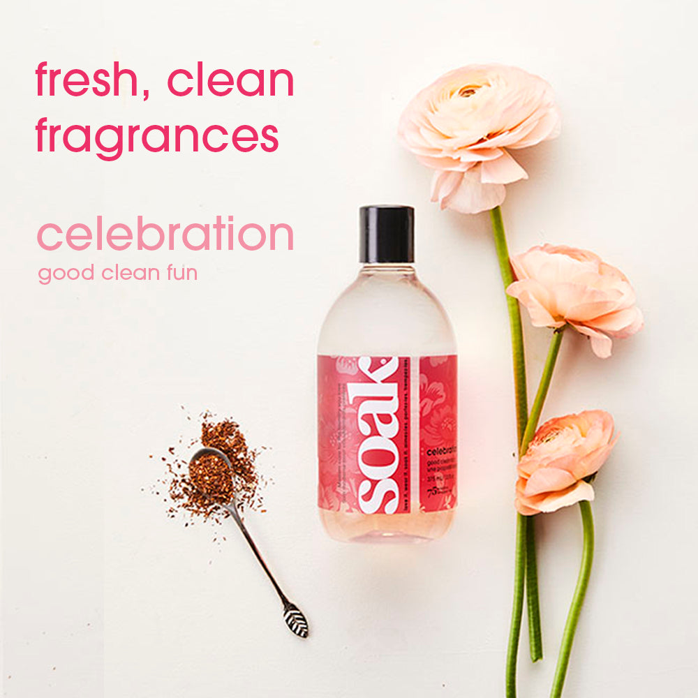 Flacon de lessive Soak Celebration 375 ml entouré de renoncules pâles, ambiance fraîche et propre