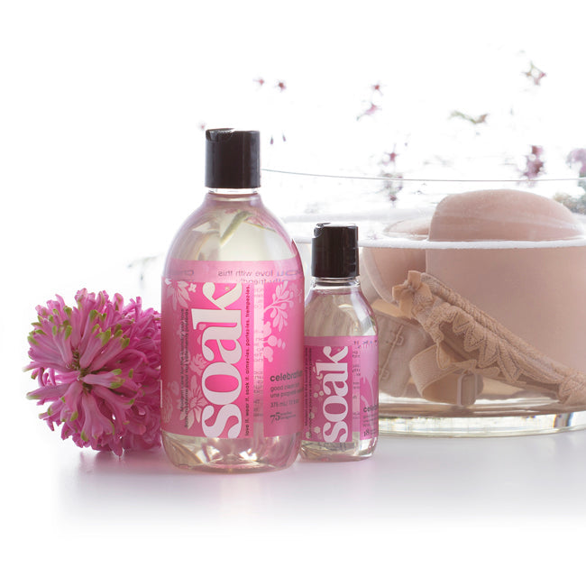Mini flacon de lessive Soak Celebration 90 ml, 18 lavages, format voyage rose