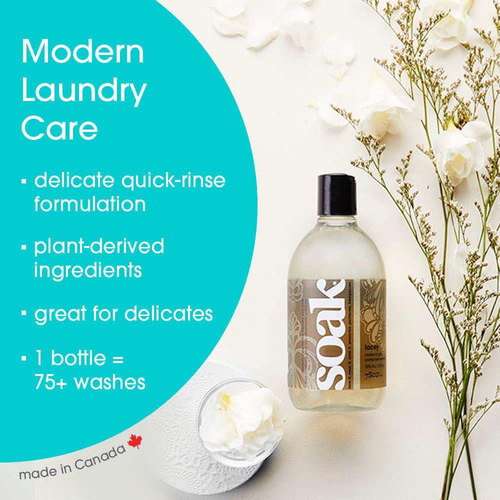 Femme tenant un flacon de lessive Soak Lacey, vêtement à imprimé fleuri en arrière-plan