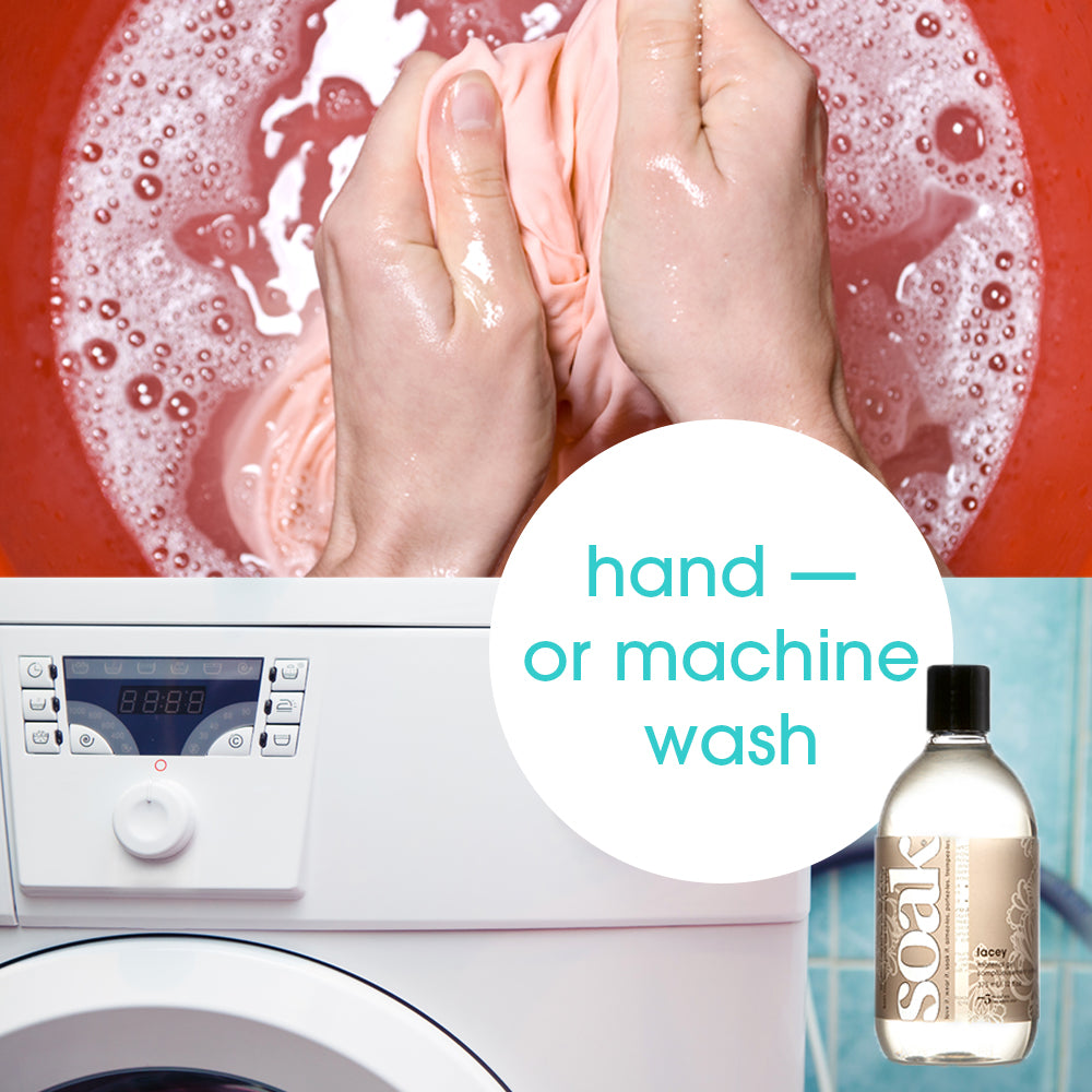 Mains tenant un flacon de lessive Soak Lacey au-dessus d'un bac de linge délicat