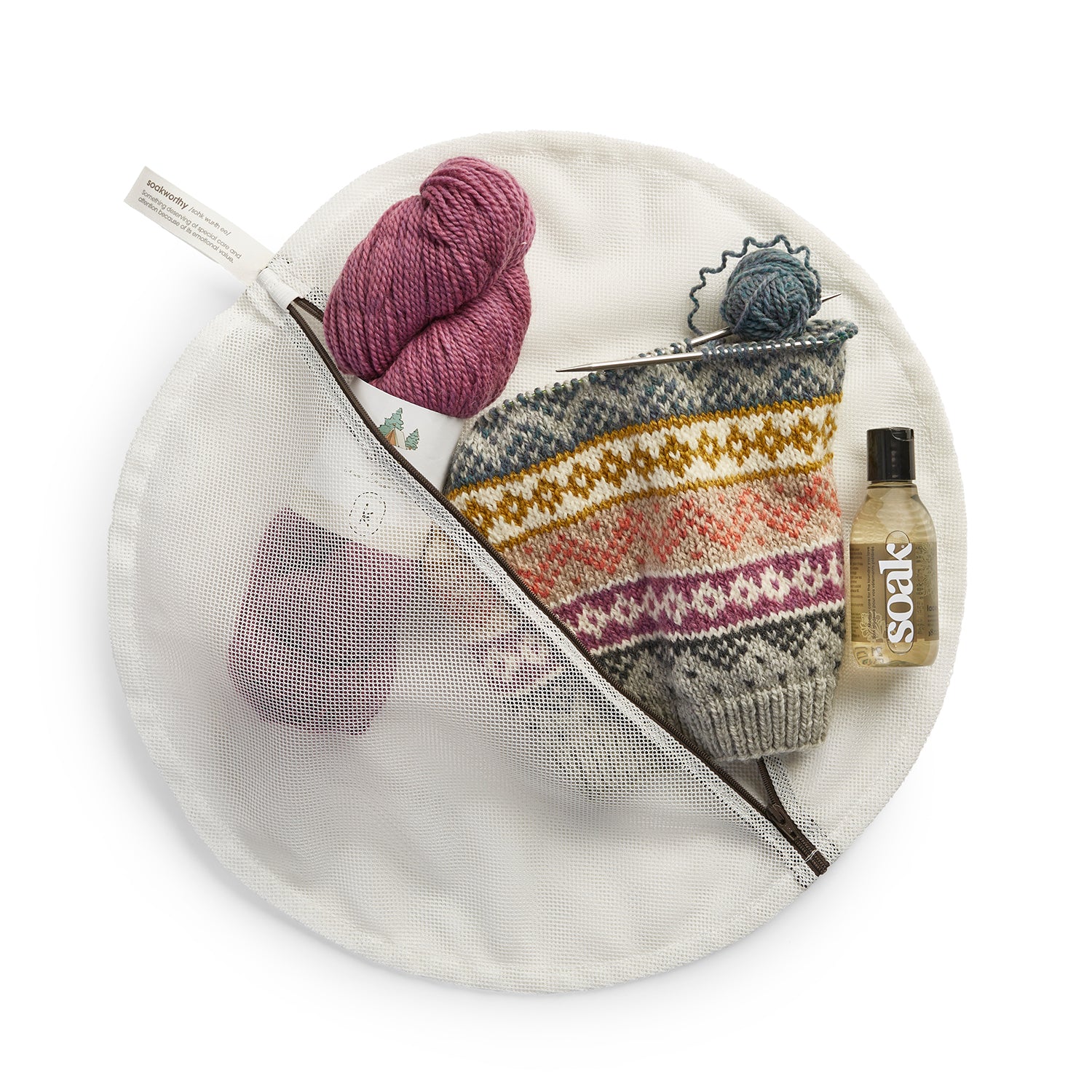 Veste en tricot main motif jacquard coloré avec accessoires de couture et lessive Soak Lacey