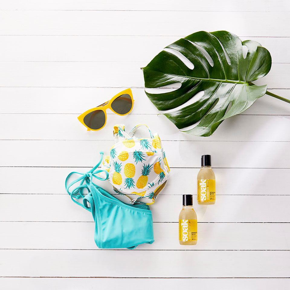 Mini flacon de lessive Soak Pineapple Grove 90 ml, ambiance plage tropicale en arrière-plan