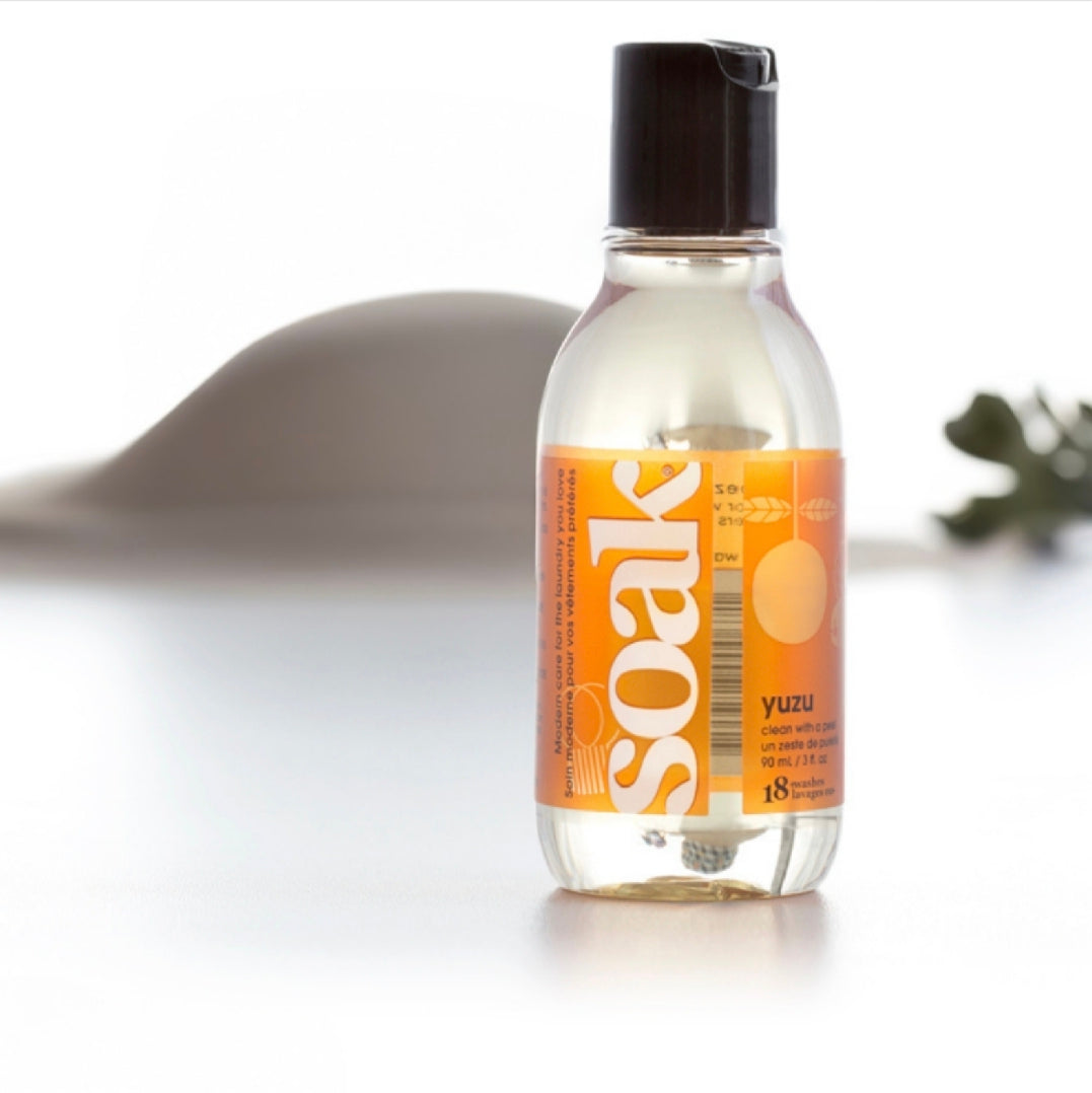 Mini flacon de lessive Soak Yuzu 90 ml, étiquette ton naturel, format voyage
