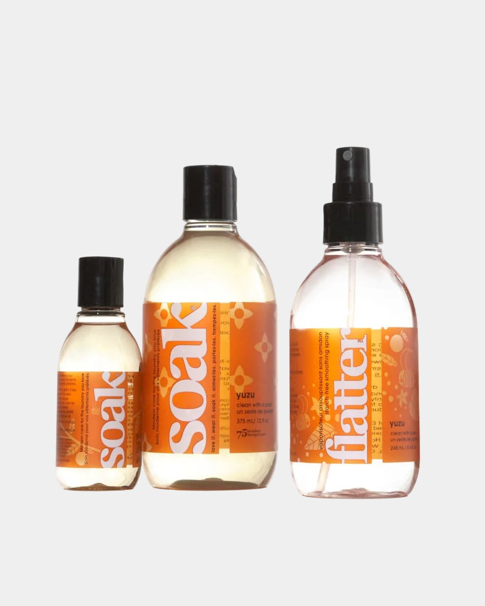 Kit lessive Soak Yuzu trois formats, flacons alignés sur fond clair pour l'entretien des tricots