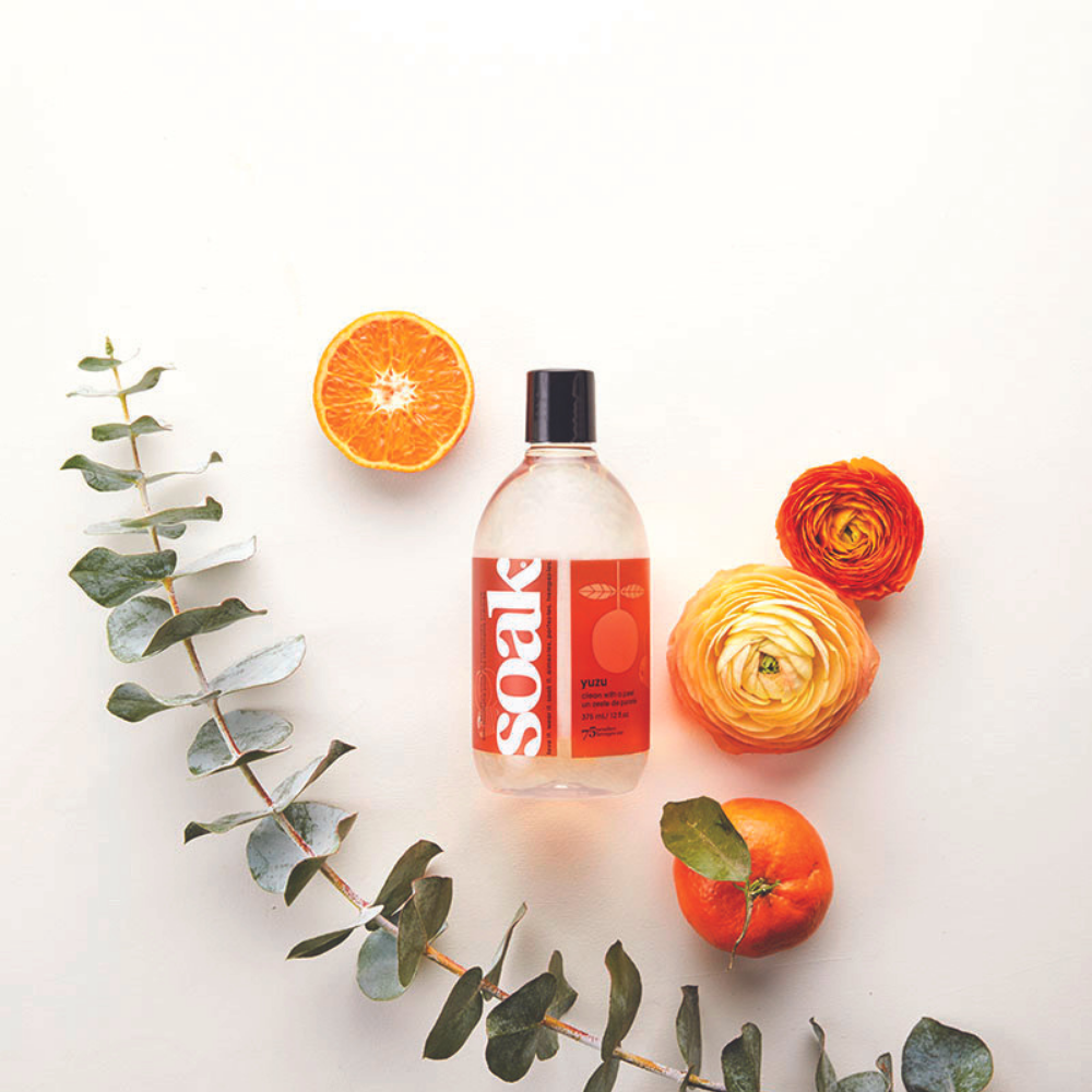 Kit complet Soak d'entretien tricot parfum yuzu, lessive et spray lissant en mise en scène lifestyle