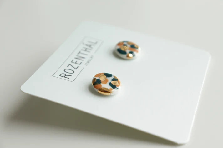 Boucles d'oreilles puces en porcelaine peinte main Tache vert et orange