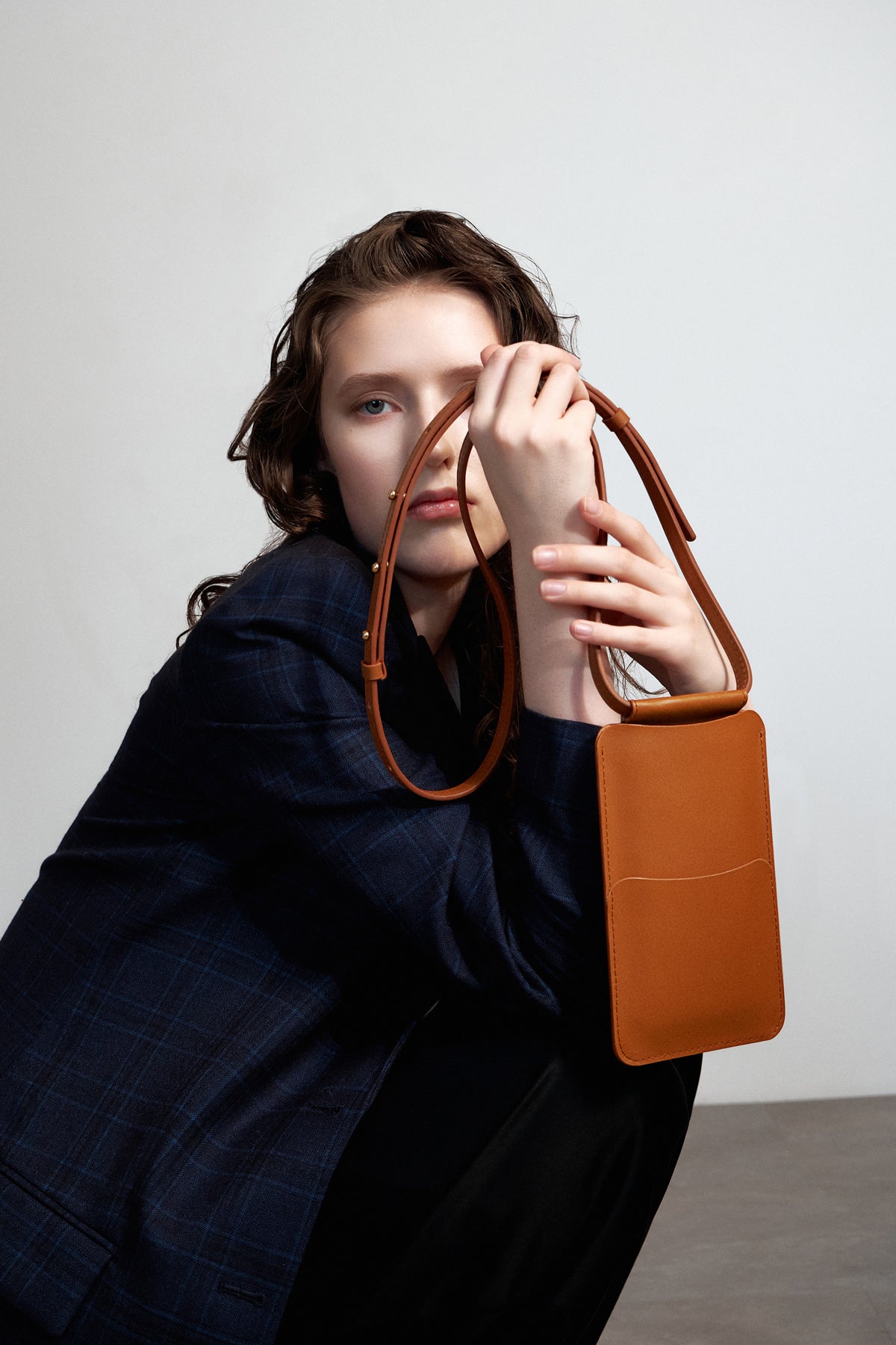 Pochette téléphone en cuir beige tan KOOS, détail finition rustique