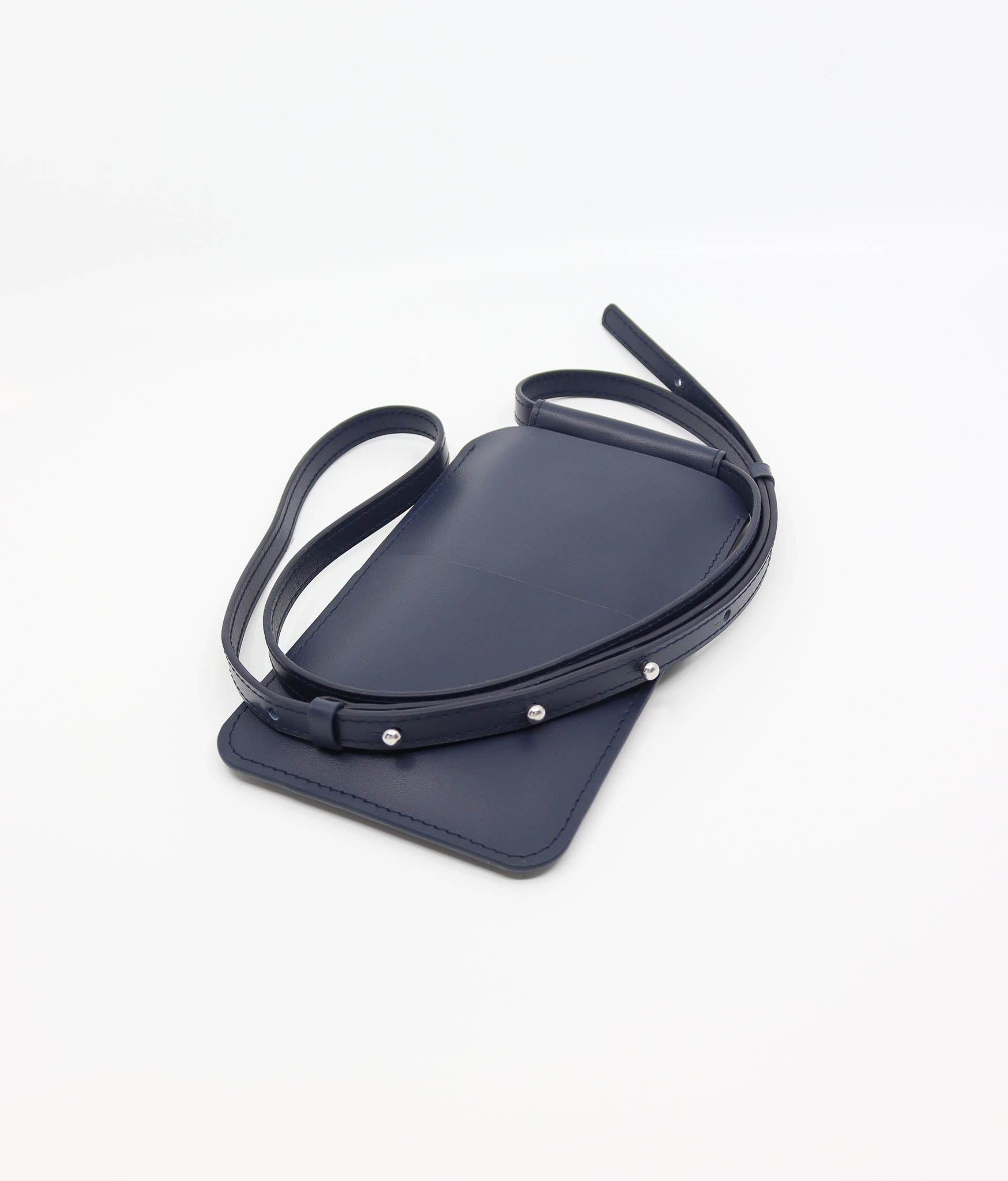 Pochette téléphone en cuir bleu marine KOOS, détail produit