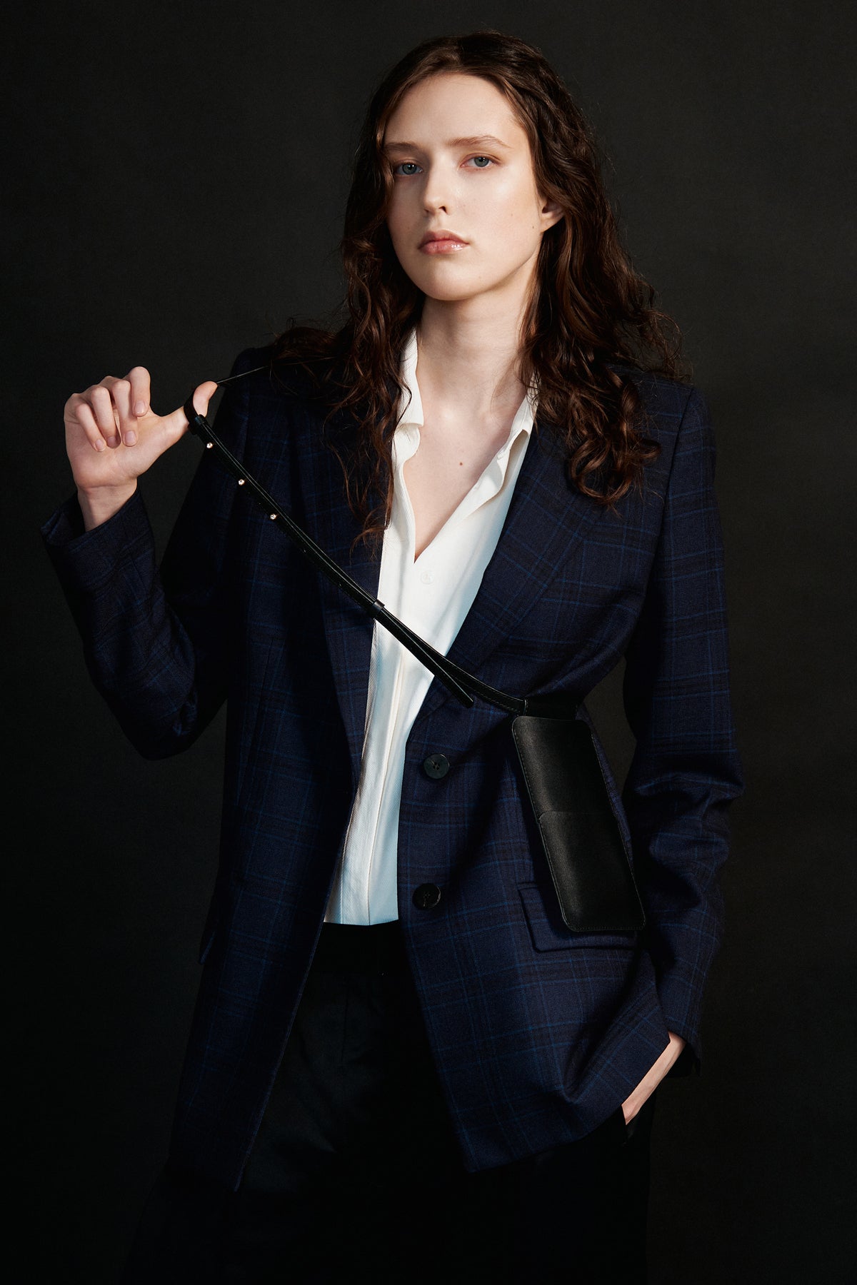 Pochette téléphone en cuir noir KOOS, vue lifestyle
