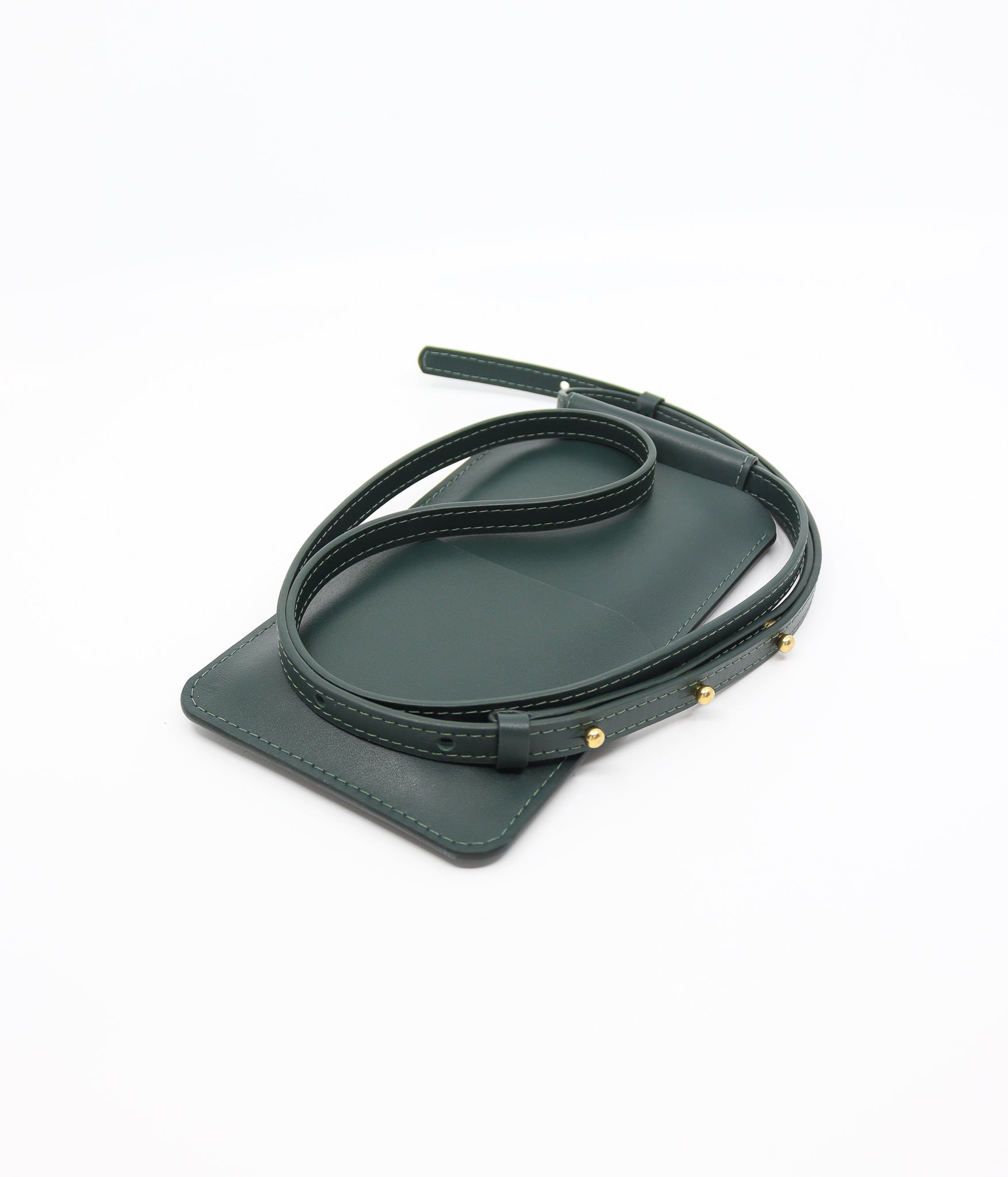 Pochette téléphone en cuir vert sapin KOOS, détail coutures et lanière
