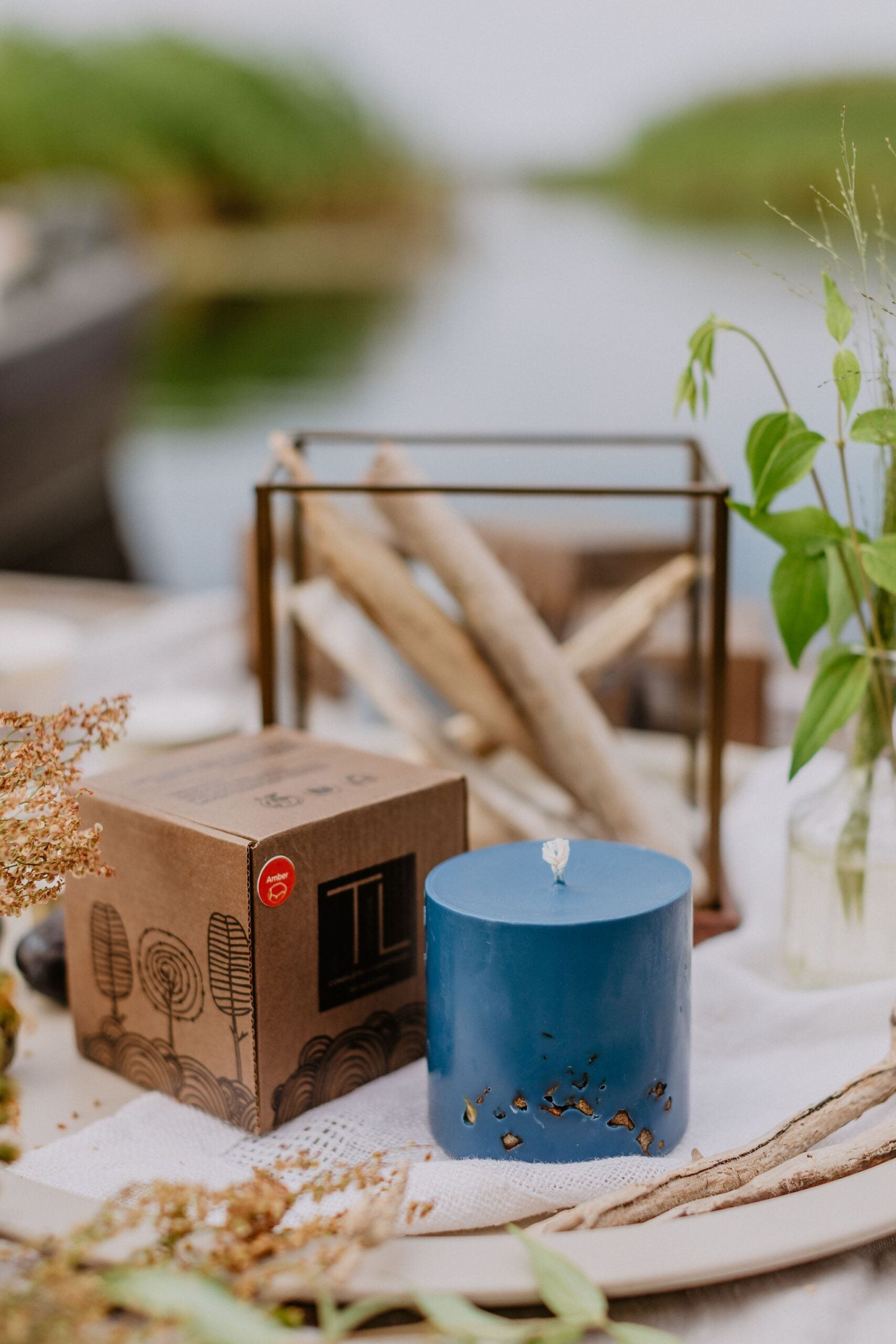 Bougie artisanale en cire de soja parfum ambre, vue détaillée