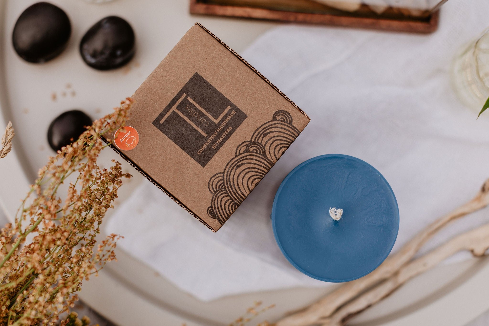 Bougie artisanale en cire de soja parfum ambre, vue éditoriale