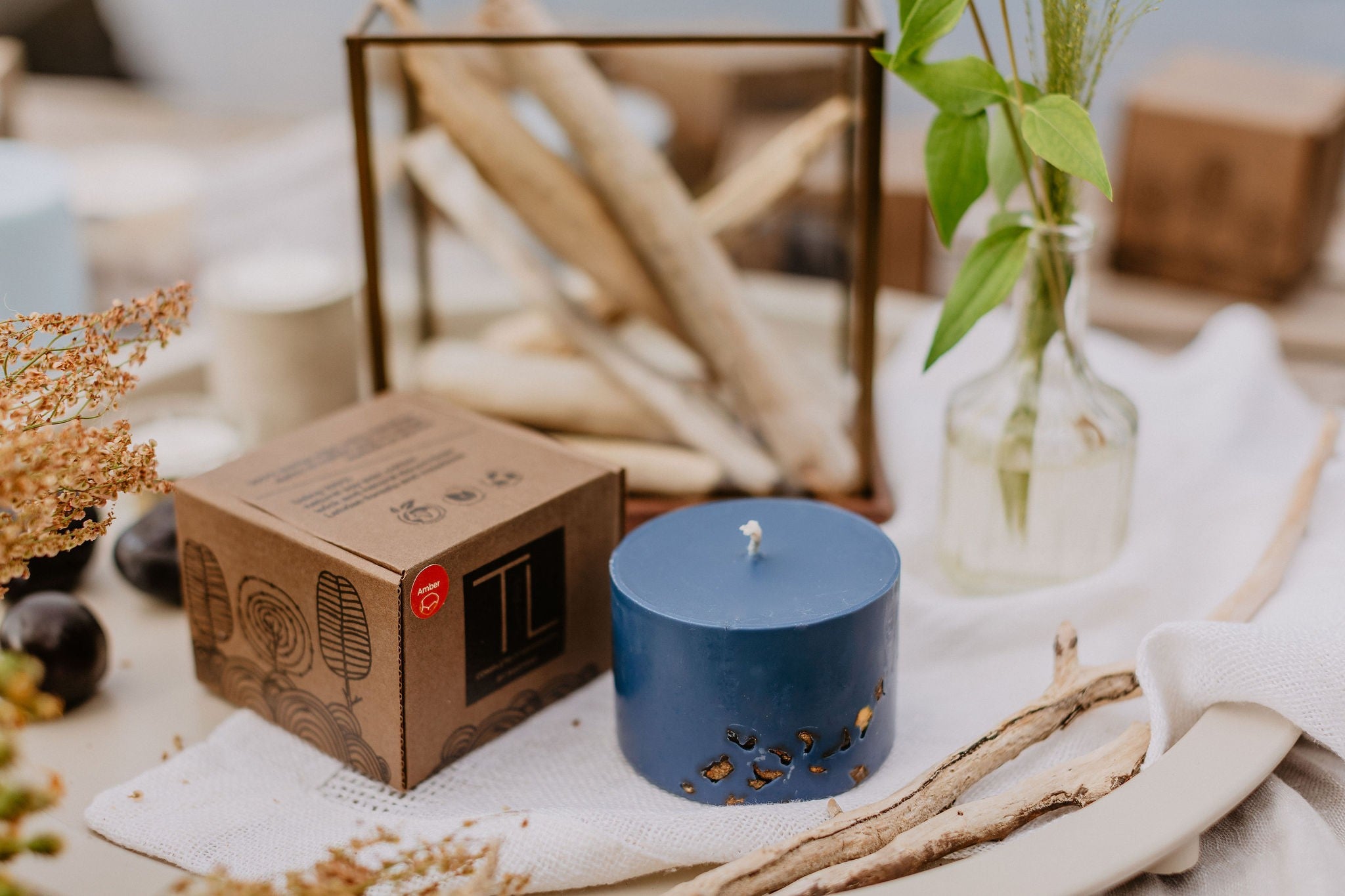 Bougie artisanale en cire de soja parfum ambre, vue verticale