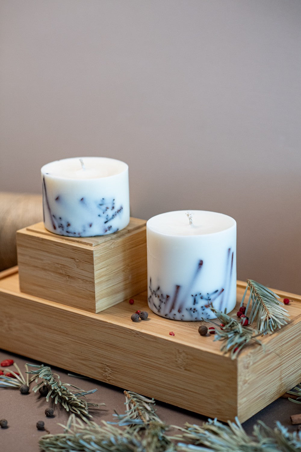 Bougie artisanale en cire de soja parfum cannelle, vue éditoriale