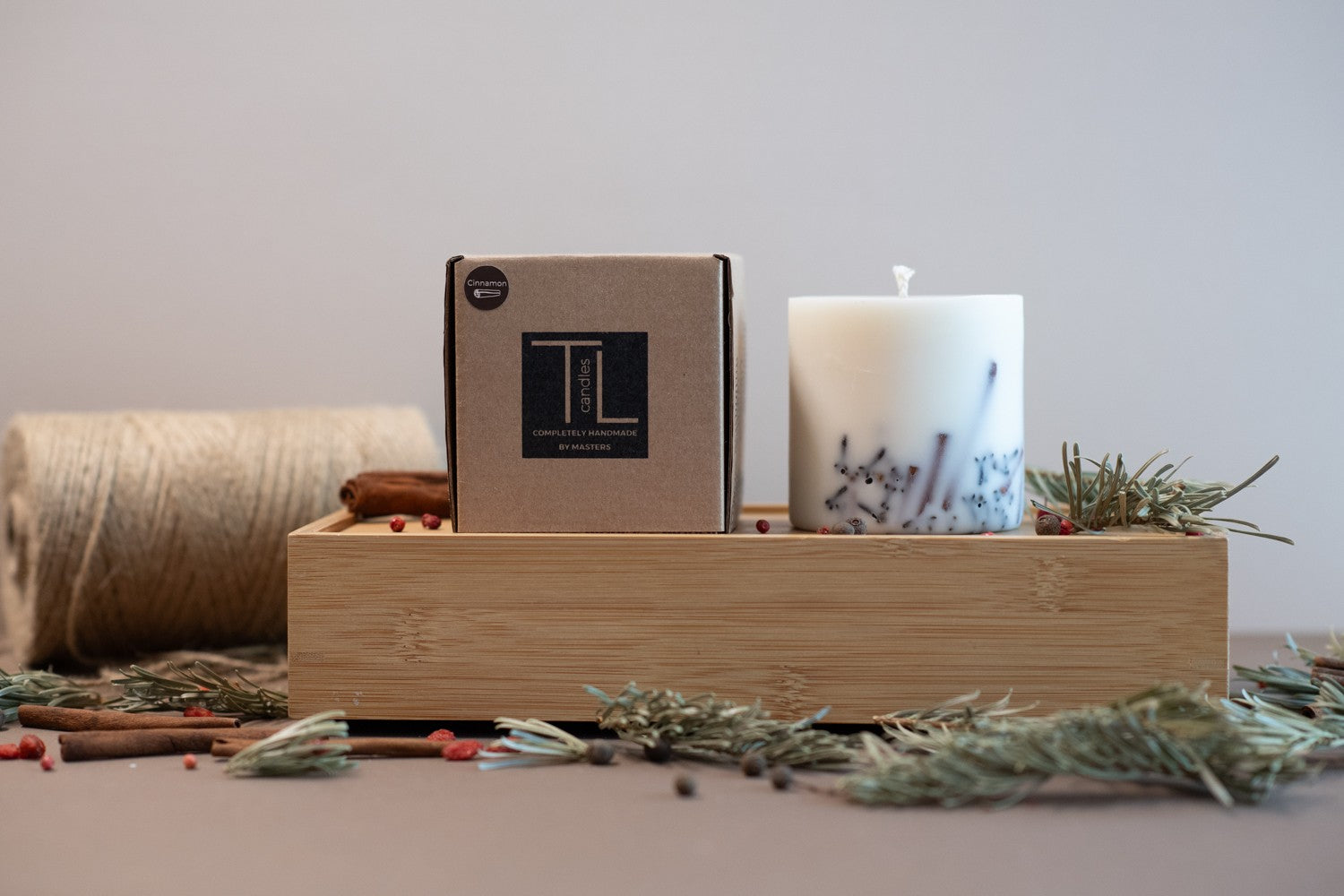 Bougie artisanale en cire de soja parfum cannelle, vue horizontale