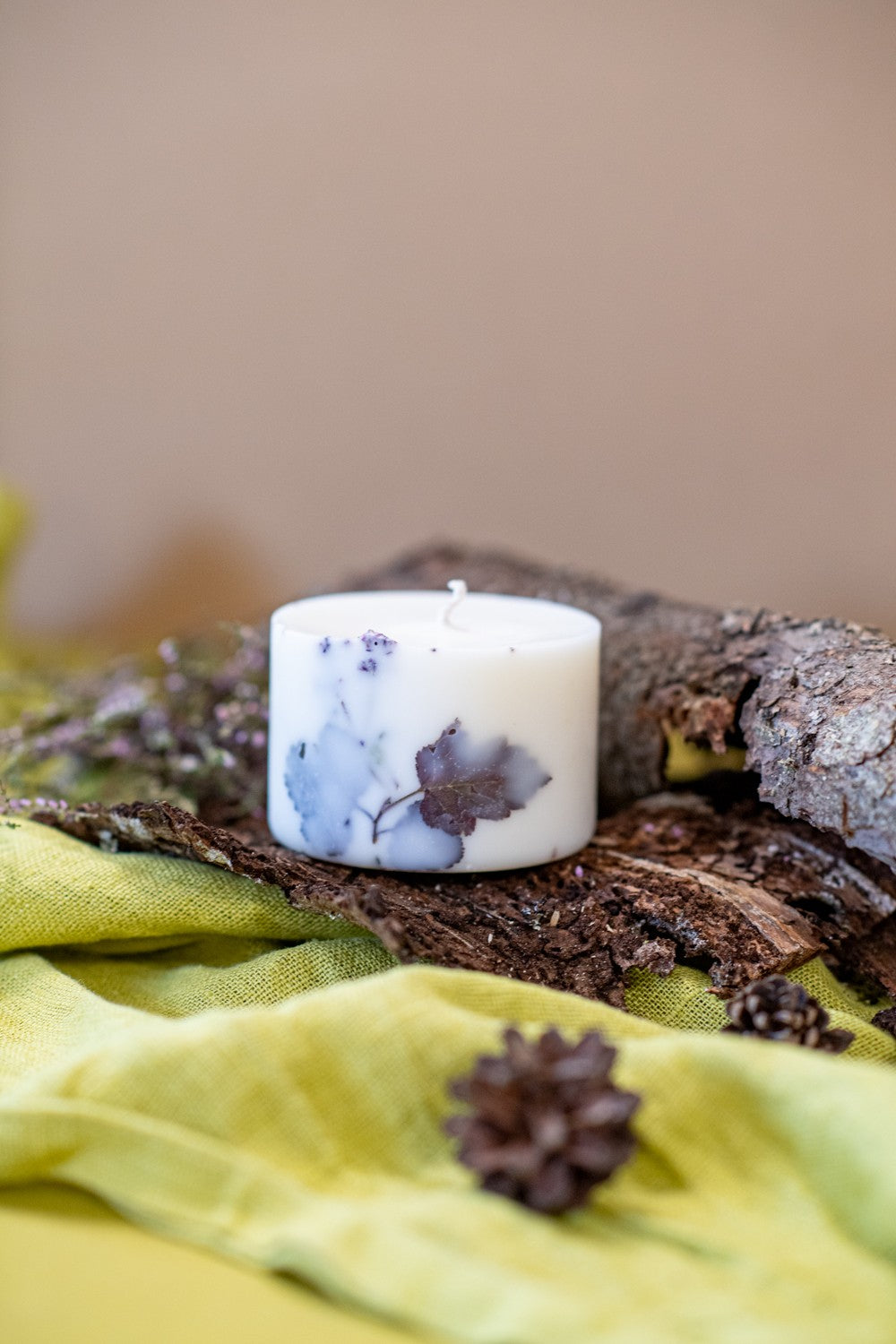Bougie artisanale en cire de soja parfum forêt blanche, vue détaillée
