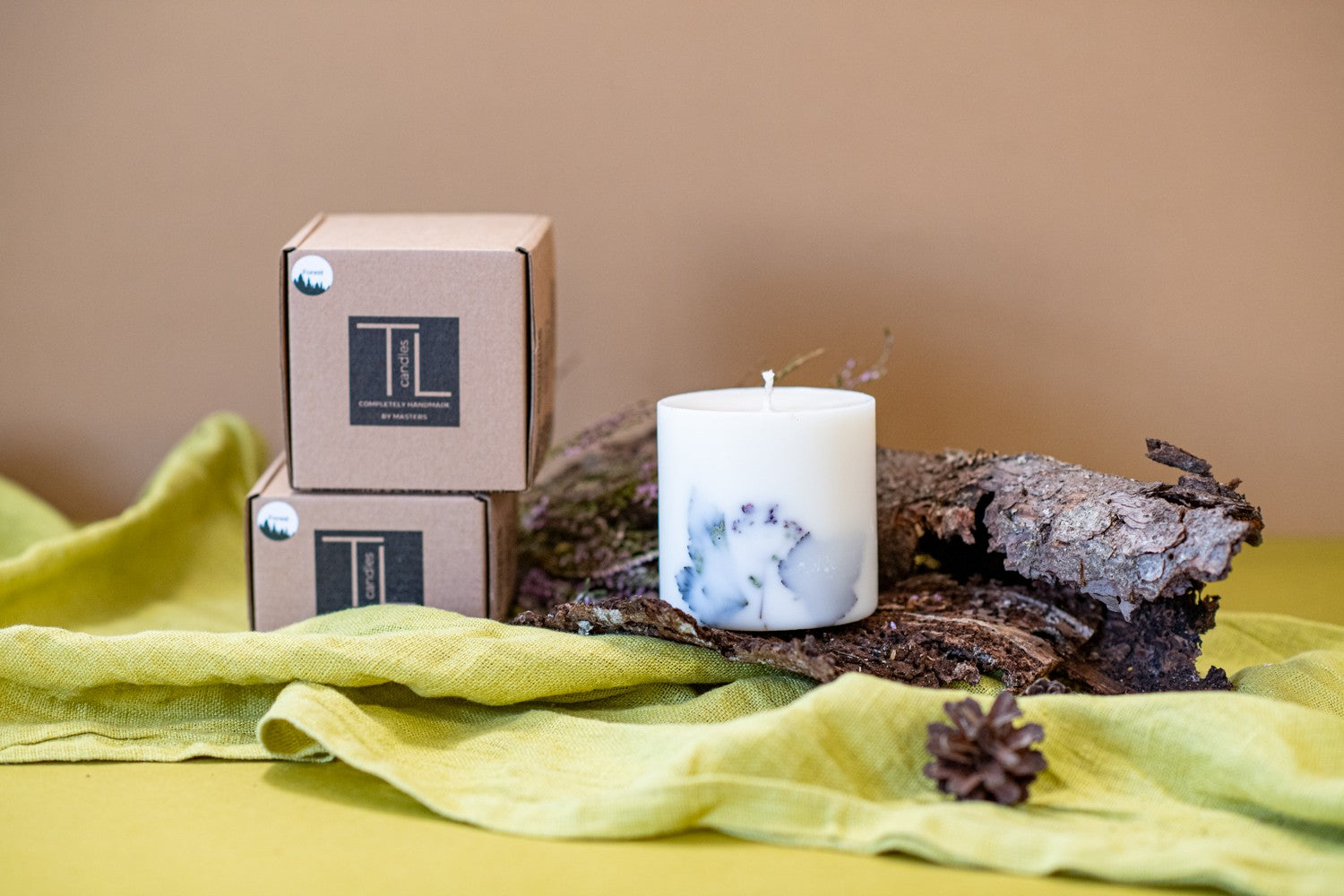 Bougie artisanale en cire de soja parfum forêt blanche, vue éditoriale