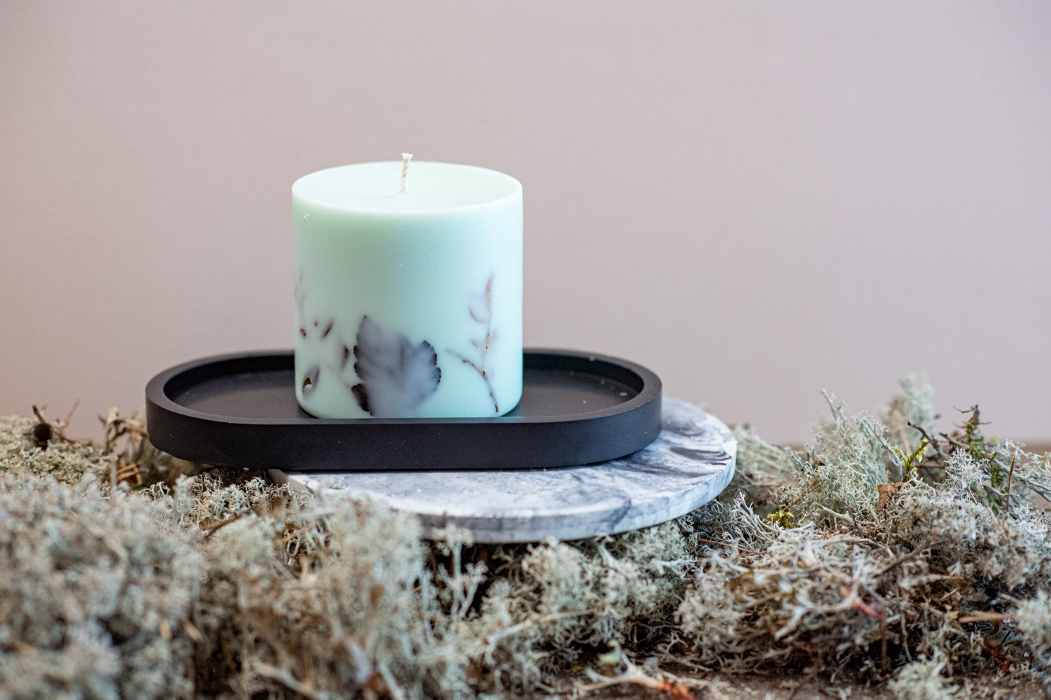 Bougie artisanale en cire de soja parfum forêt vert menthe, vue alternative