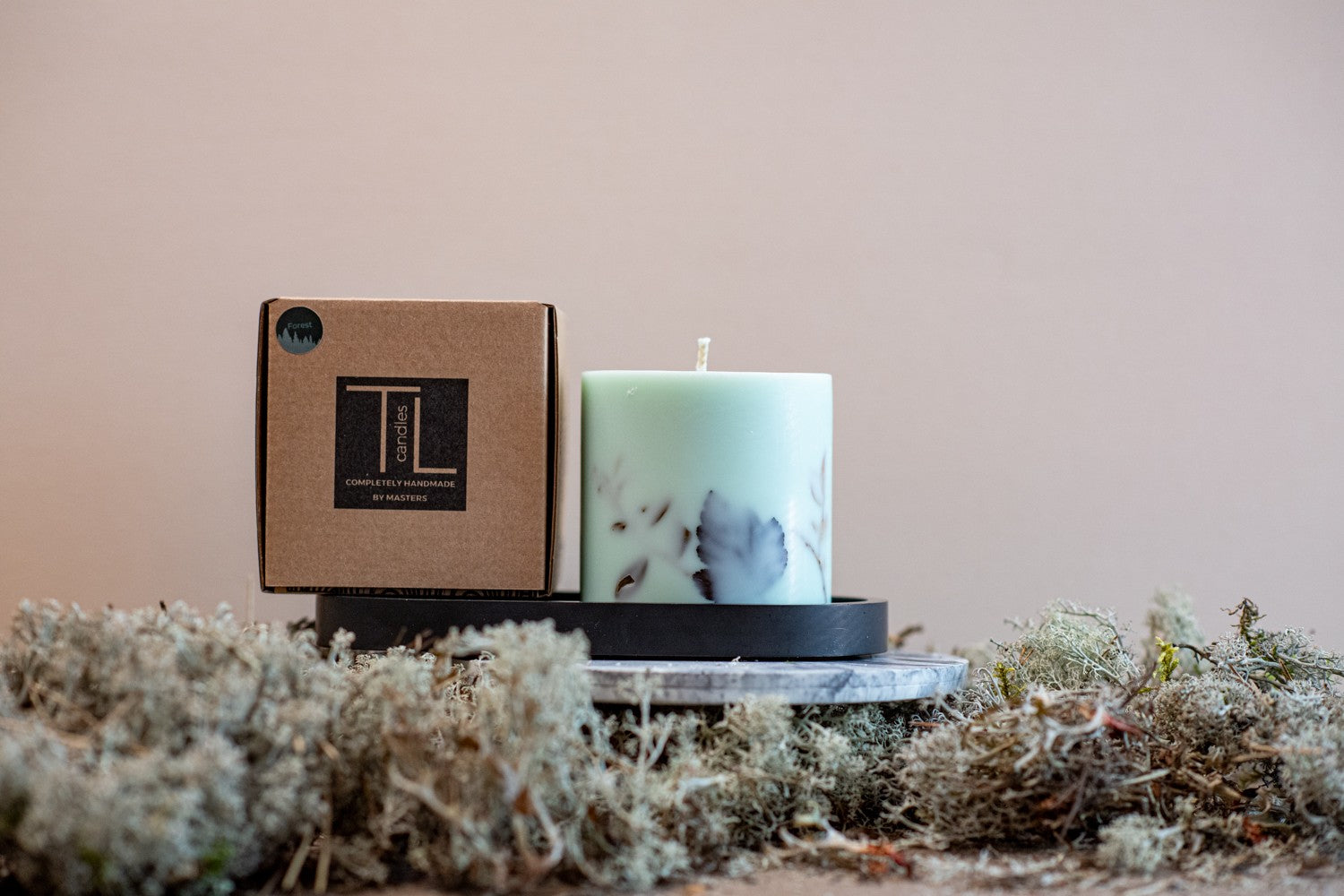 Bougie artisanale en cire de soja parfum forêt vert menthe, vue détaillée