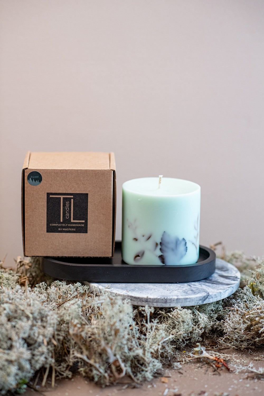 Bougie artisanale en cire de soja parfum forêt vert menthe, vue éditoriale