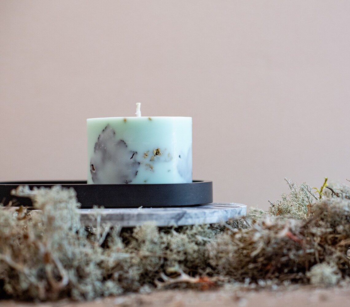 Bougie artisanale en cire de soja parfum forêt vert menthe, vue alternative produit