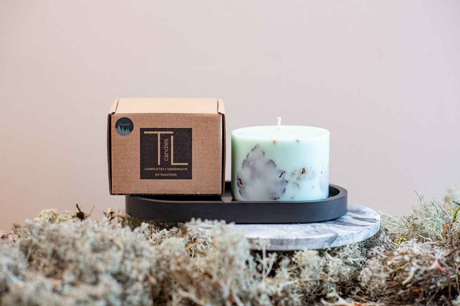 Bougie artisanale en cire de soja parfum forêt vert menthe, vue verticale