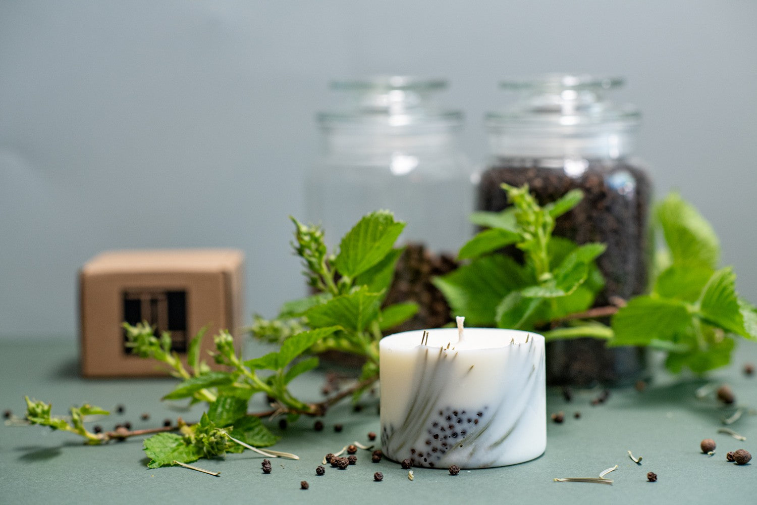 Bougie artisanale en cire de soja parfum genièvre, vue détaillée