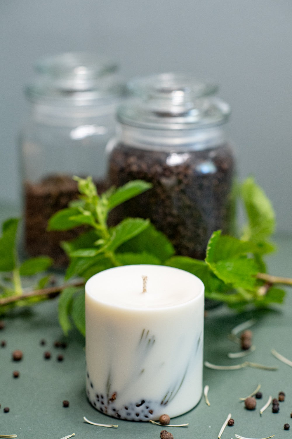 Bougie artisanale en cire de soja parfum genièvre, vue éditoriale