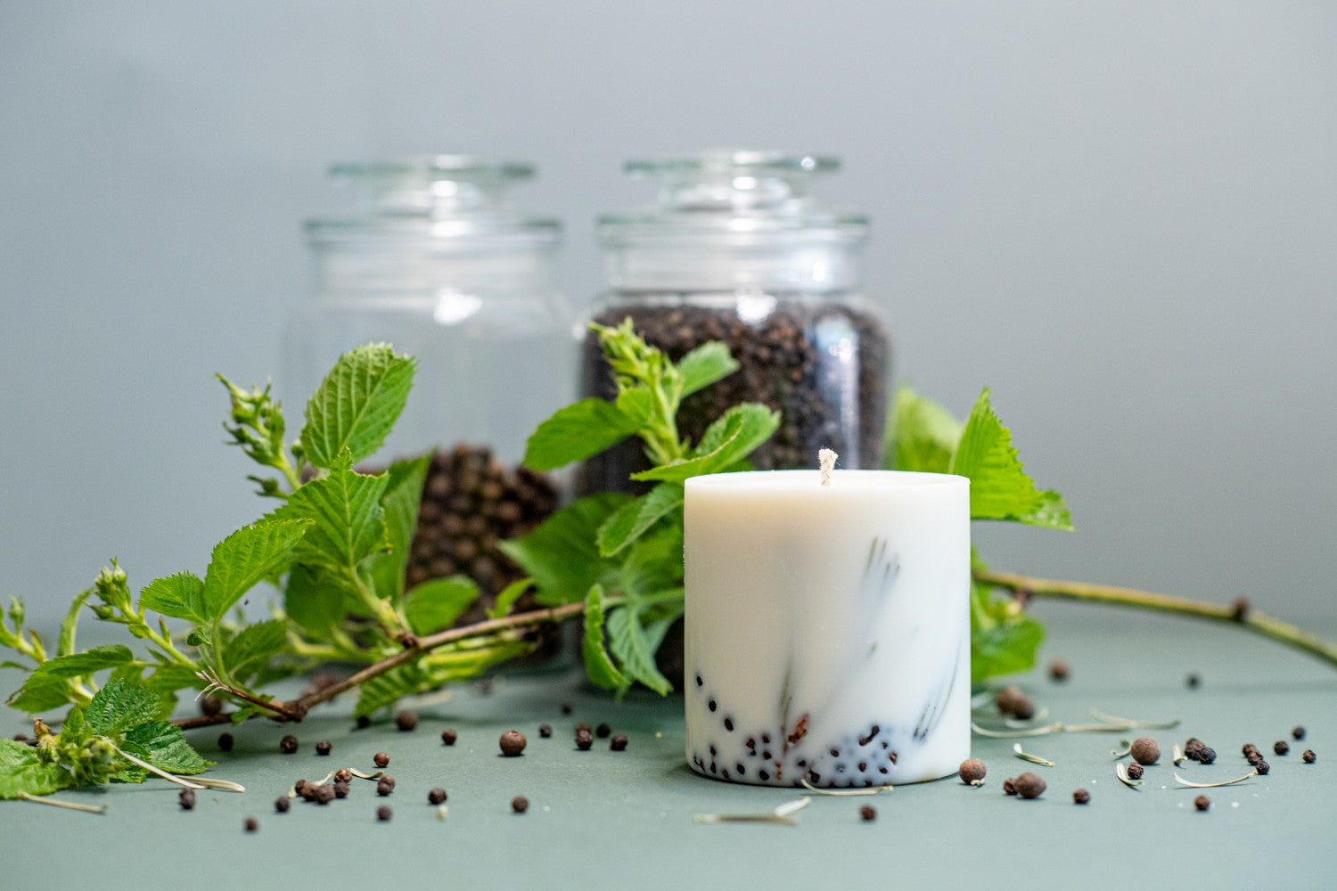 Bougie artisanale en cire de soja parfum genièvre, vue alternative produit