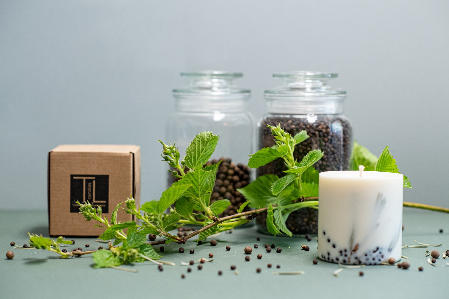 Bougie artisanale en cire de soja parfum genièvre, vue de profil