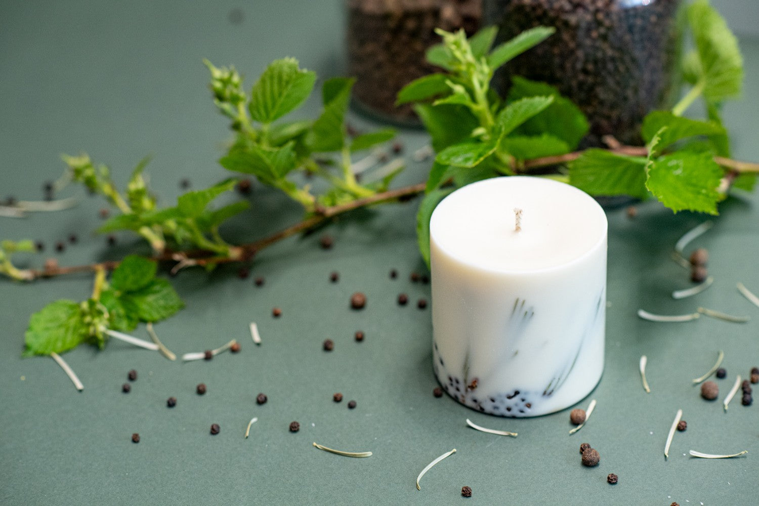 Bougie artisanale en cire de soja parfum genièvre, vue finale