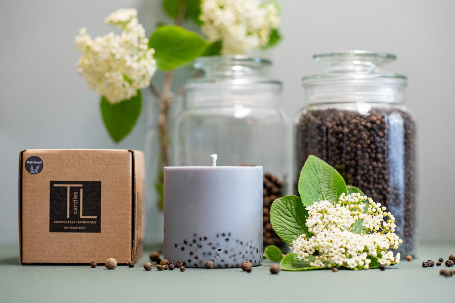 Bougie artisanale en cire de soja parfum patchouli, vue alternative
