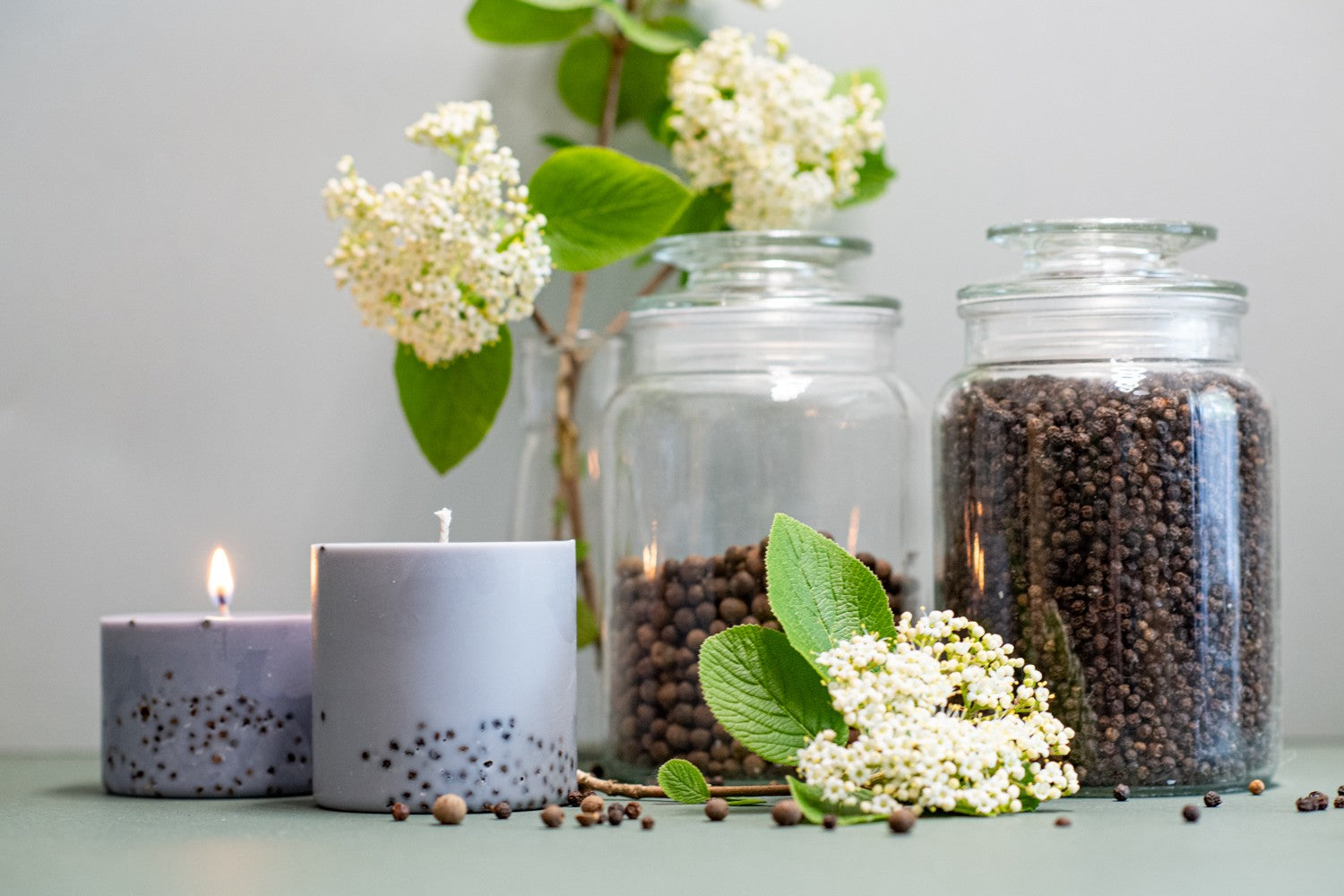Bougie artisanale en cire de soja parfum patchouli, vue détaillée