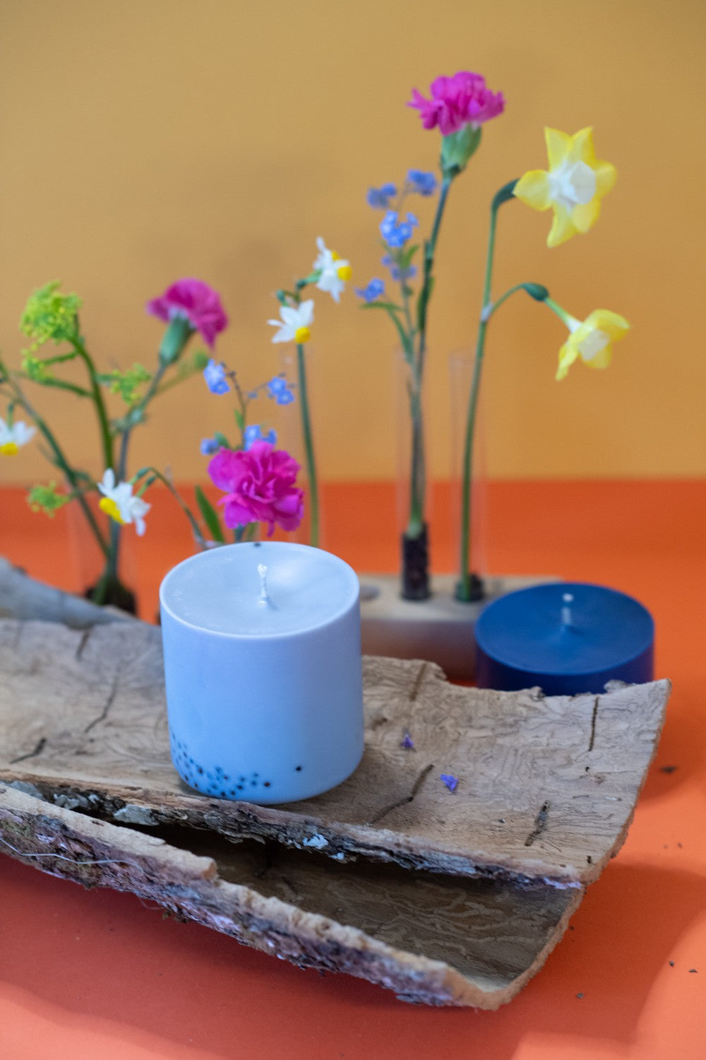 Bougie artisanale en cire de soja parfum patchouli, vue éditoriale