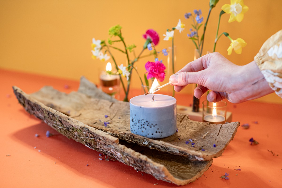 Bougie artisanale en cire de soja parfum patchouli, vue lifestyle alternative finale