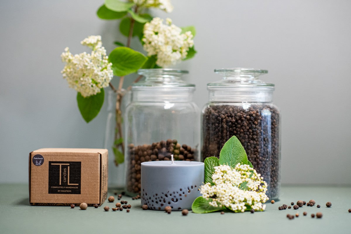 Bougie artisanale en cire de soja parfum patchouli, vue lifestyle alternative