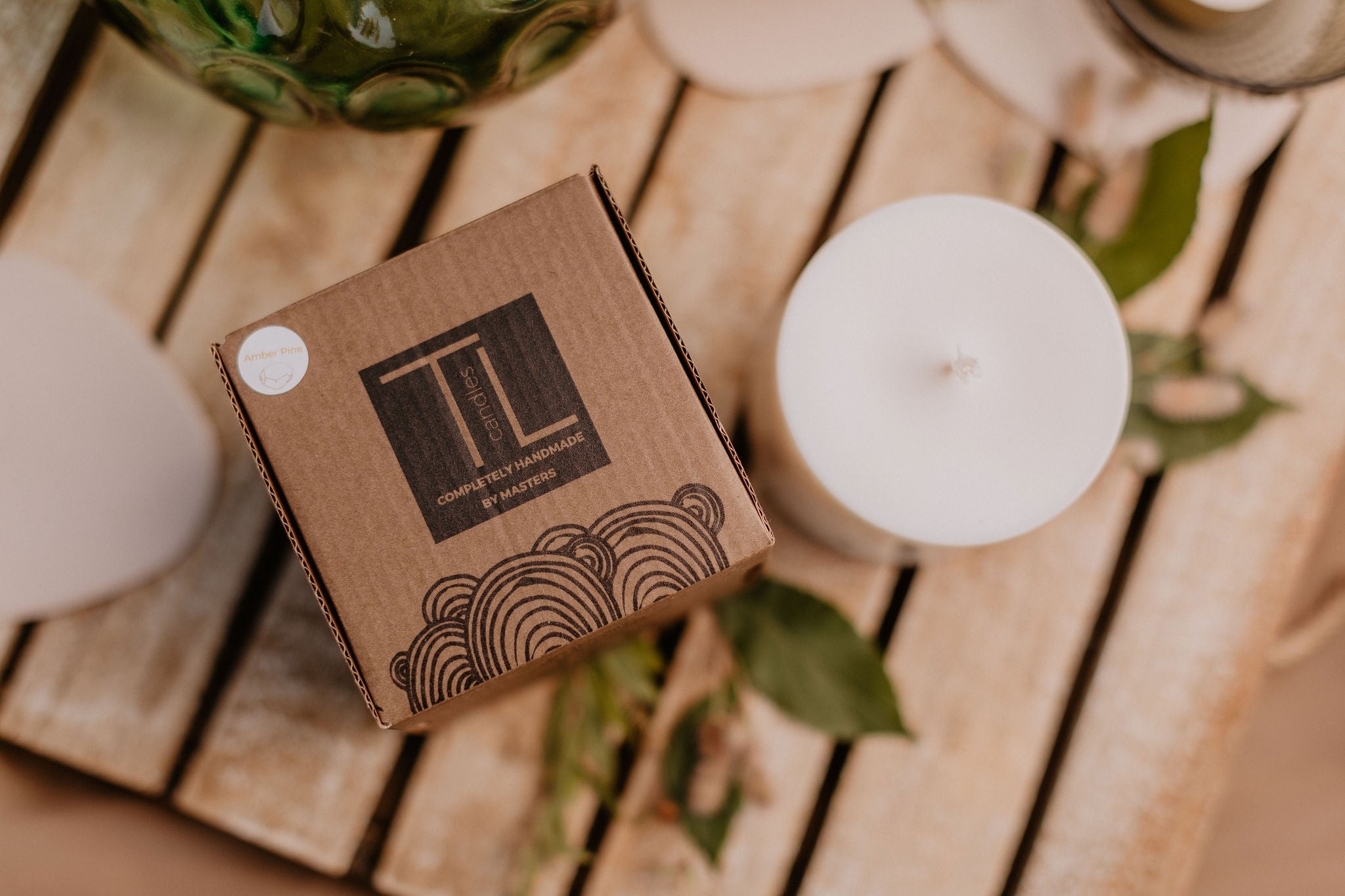 Bougie artisanale en cire de soja parfum pin, vue alternative