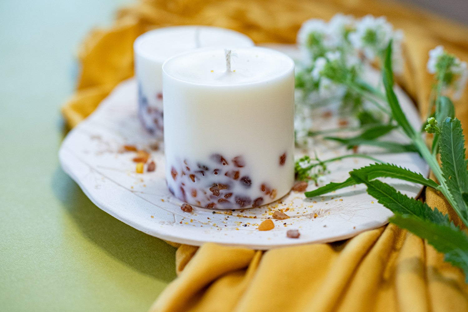 Bougie artisanale en cire de soja parfum pin, vue alternative produit