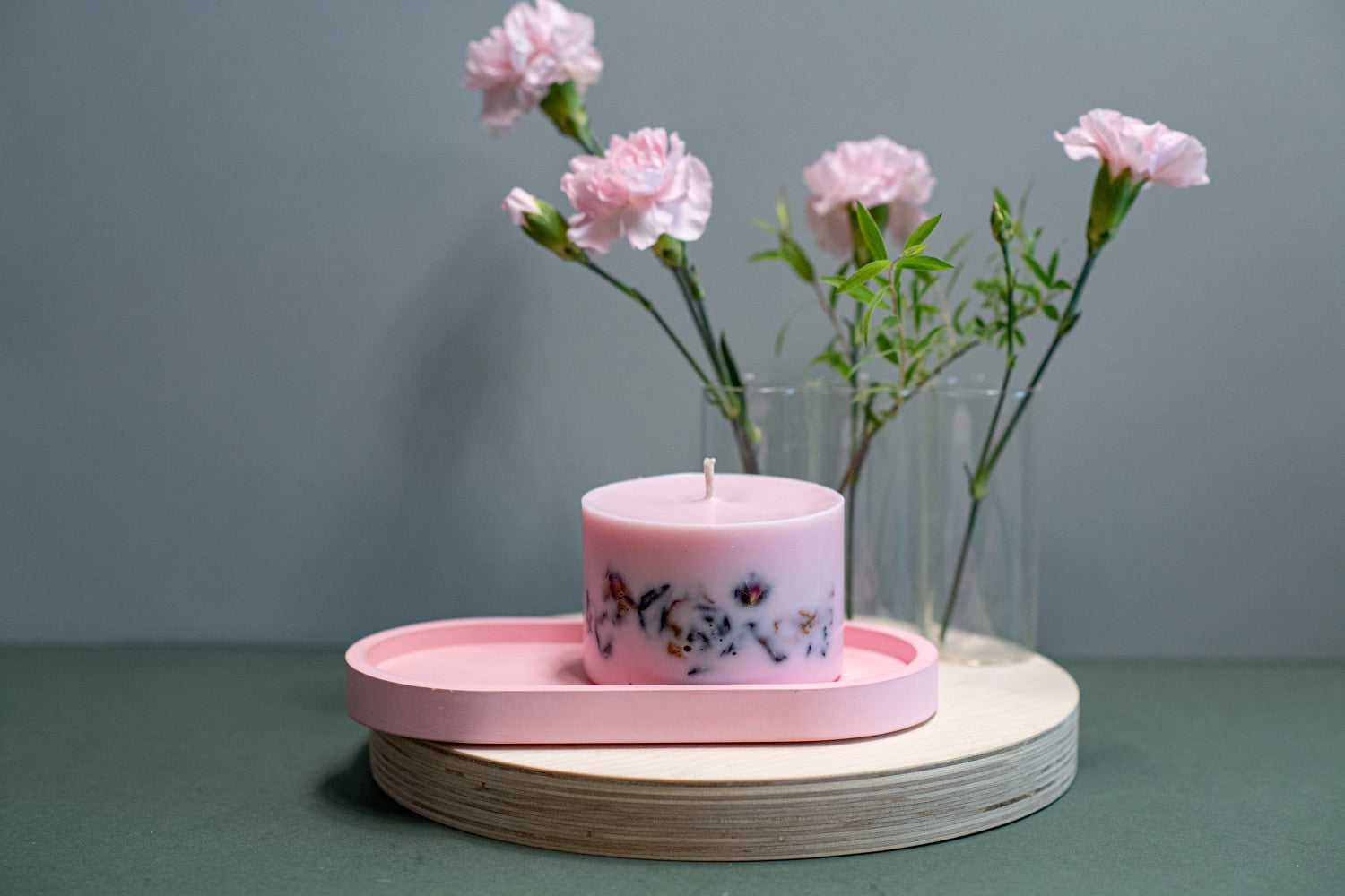 Bougie artisanale en cire de soja parfum pivoine, vue éditoriale
