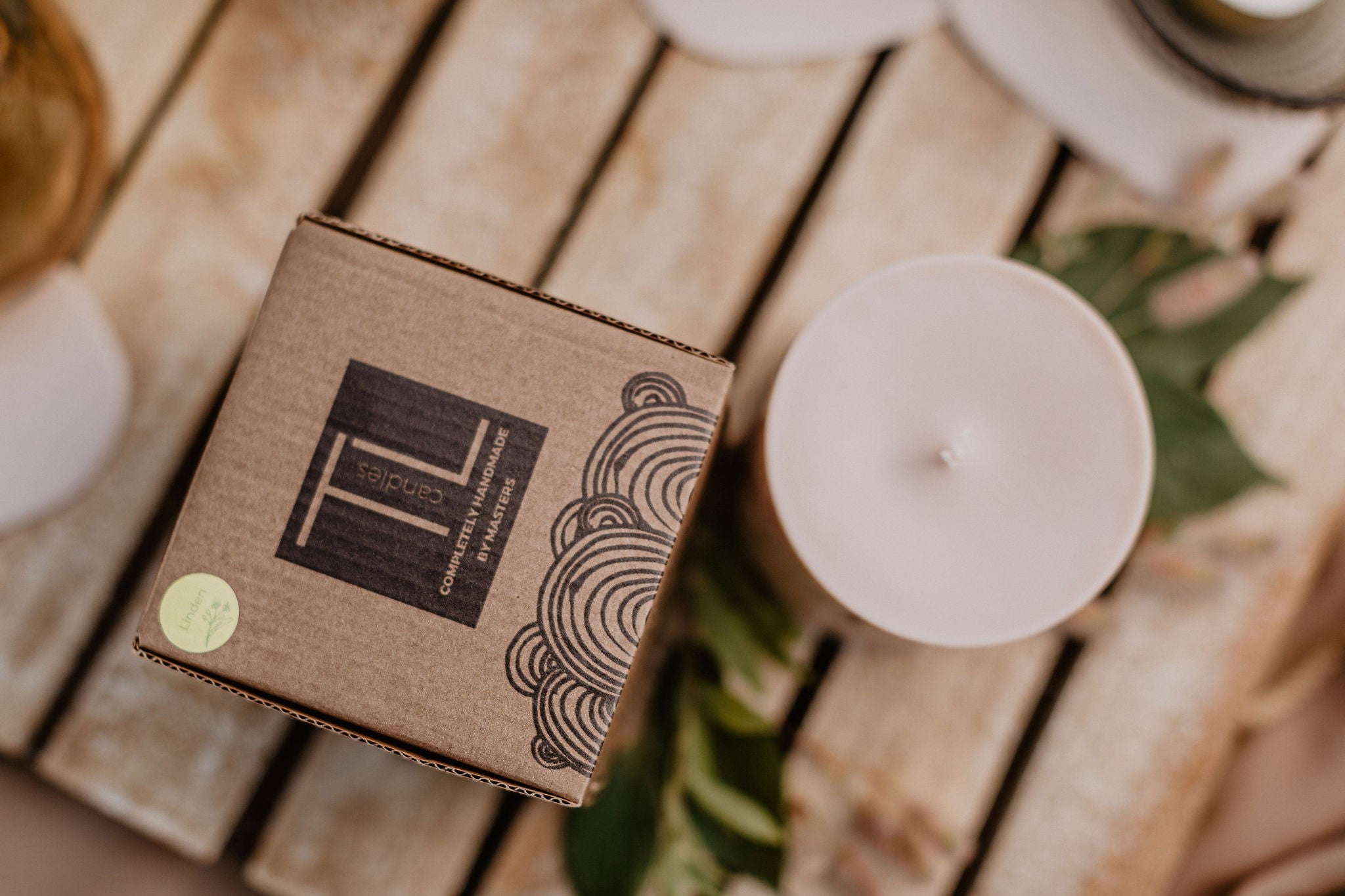 Bougie artisanale en cire de soja parfum tilleul et miel, vue détaillée