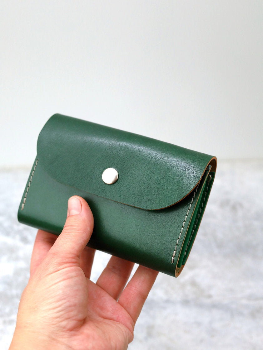 Portefeuille FRIDAY TOKS VISOKS en cuir vert sauge, détail courroie et poche intérieure