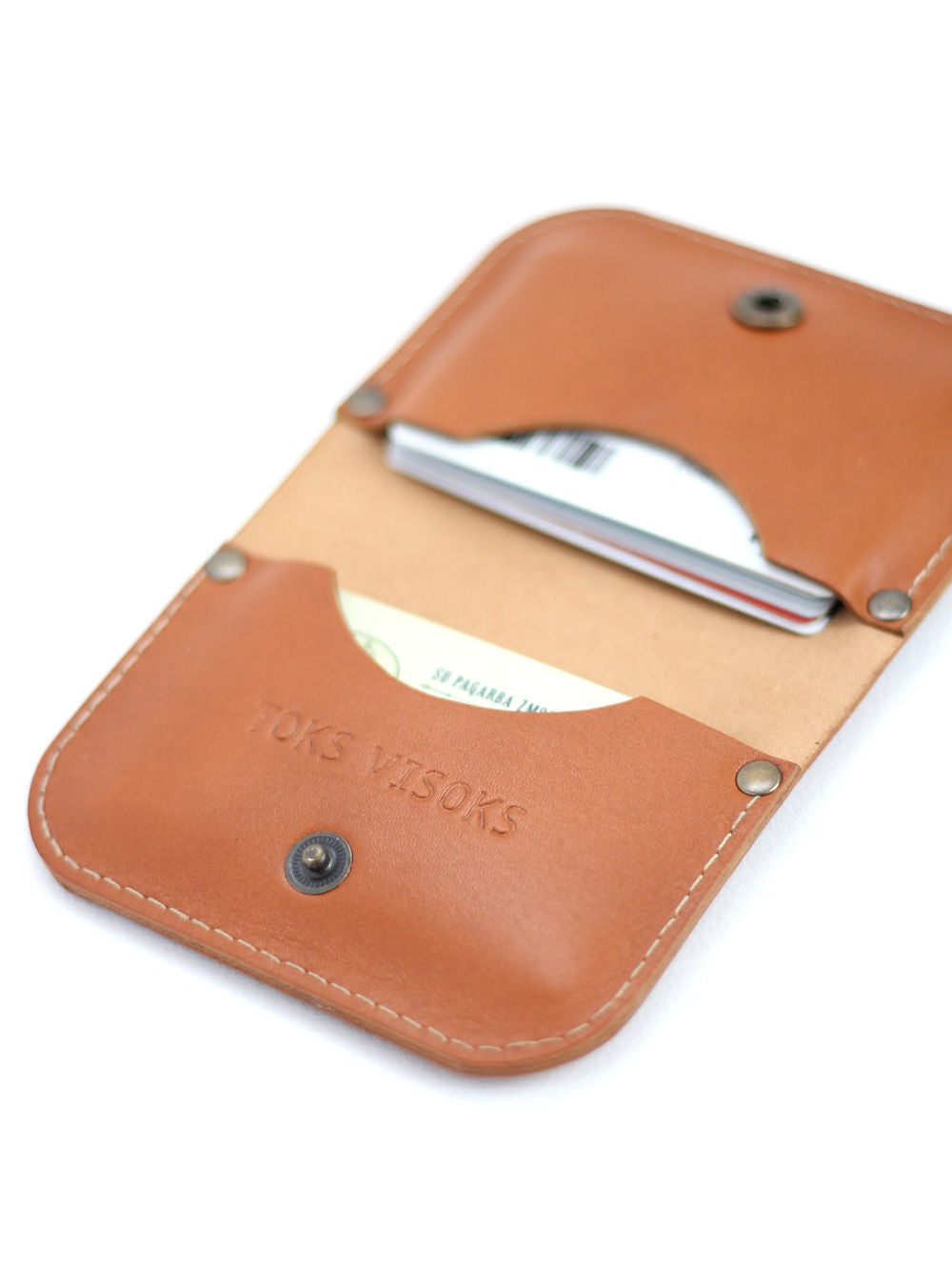 Portefeuille SUNDAY TOKS VISOKS en cuir caramel, détail courroie