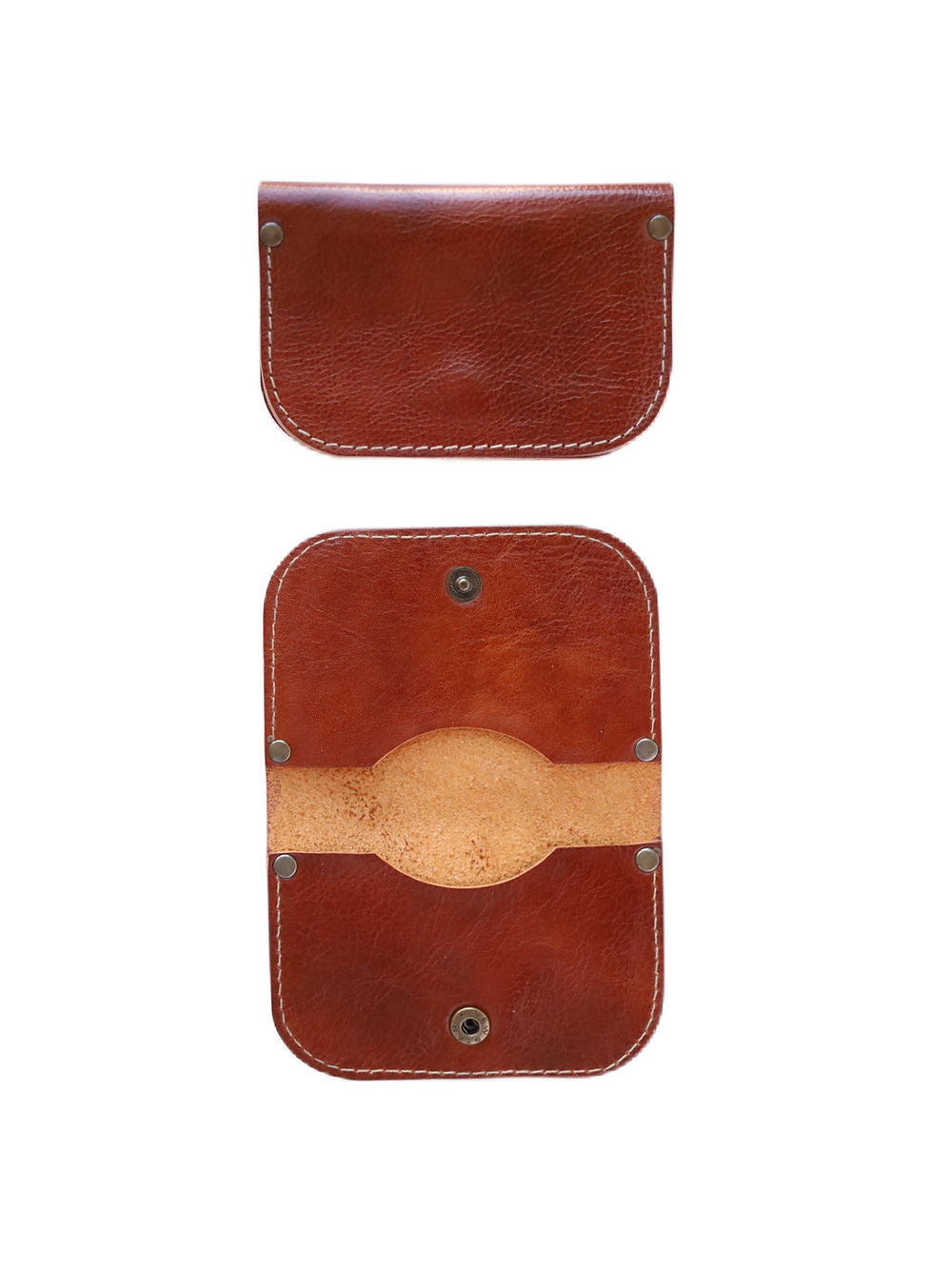 Portefeuille en cuir marron doré brillant fermé, détail de la texture
